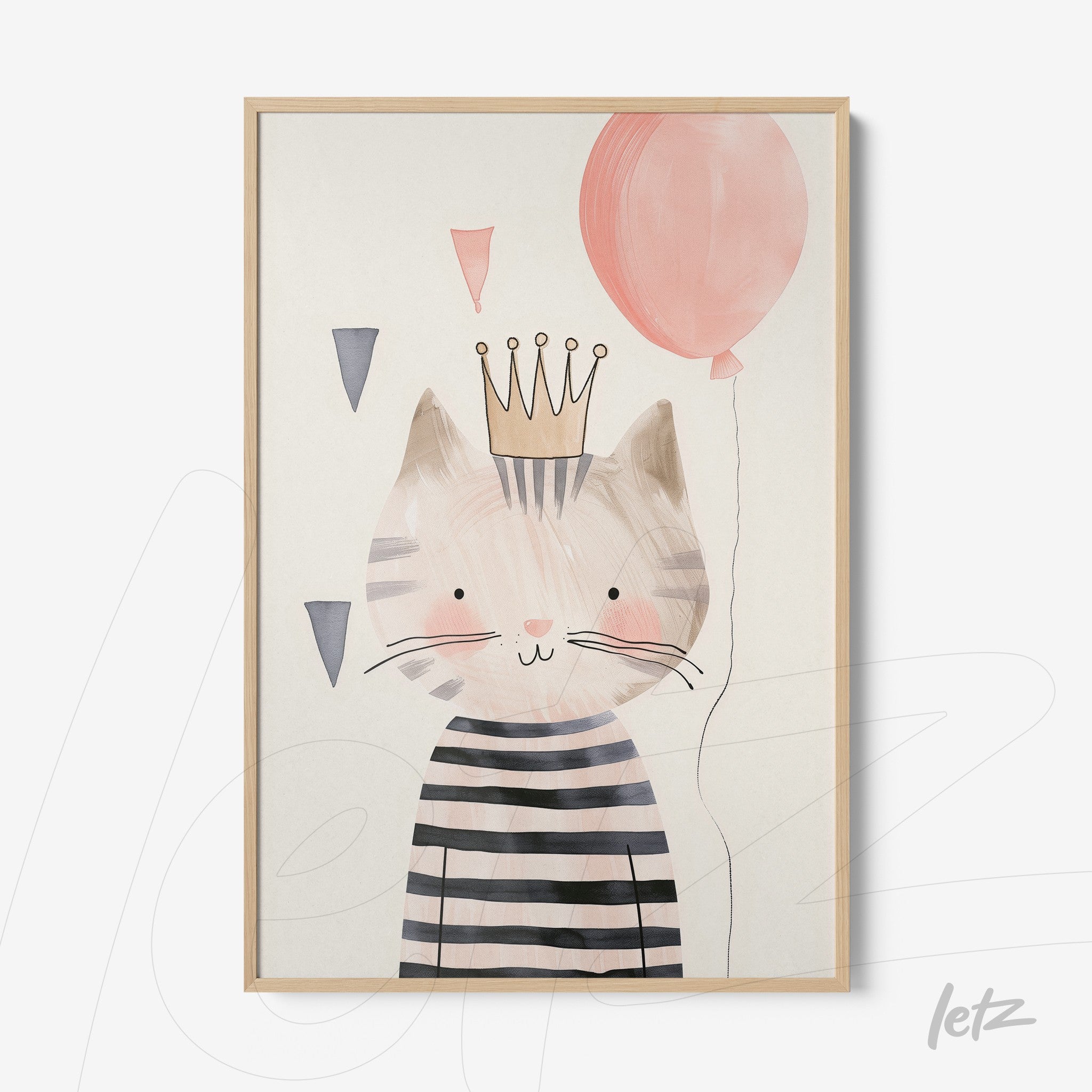 quadro decorativo com ilustração de um gato usando uma coroa, vestido listrado e segurando um balão rosa, em moldura de madeira clara
