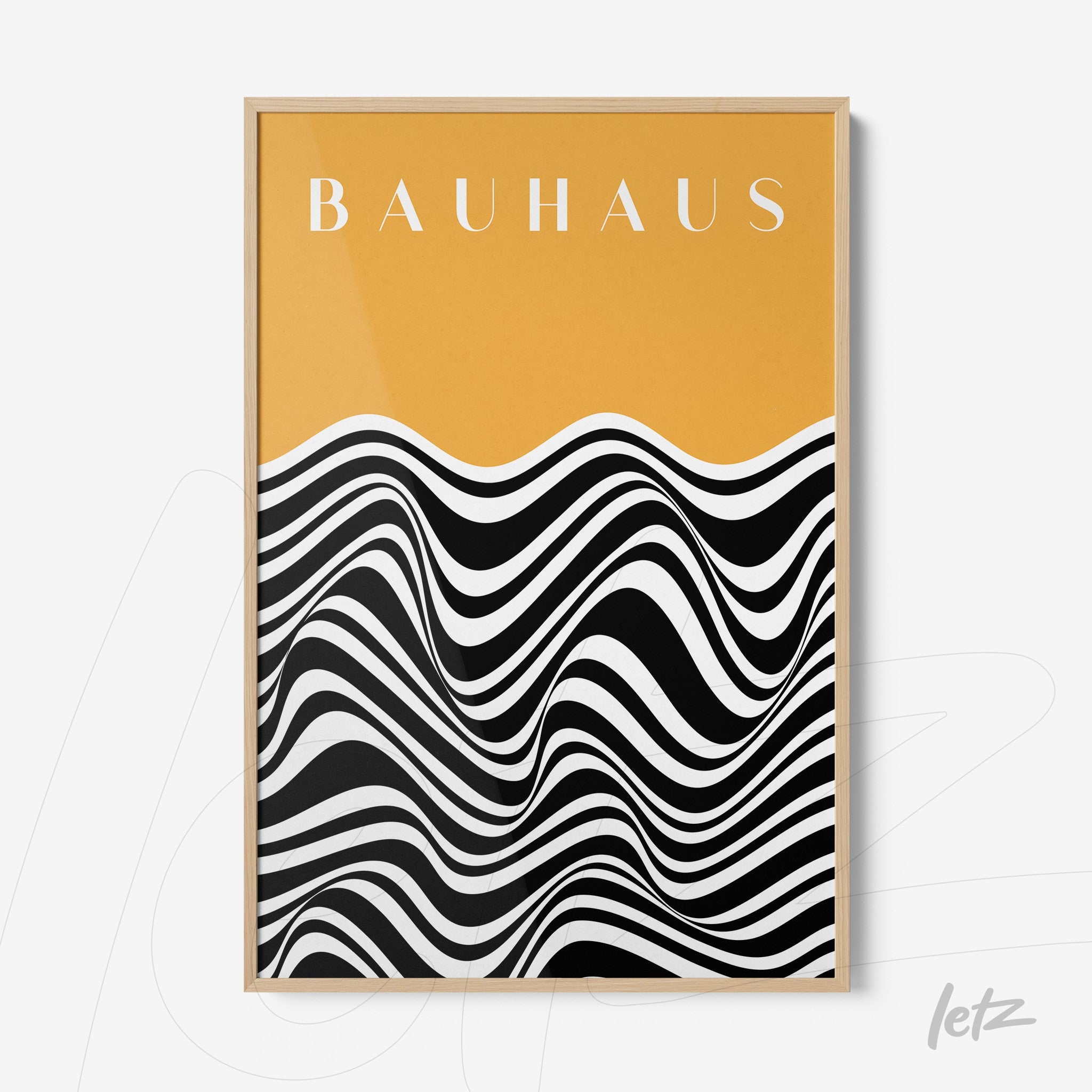 impressão com design ondulado em preto e branco sob fundo laranja com texto 'bauhaus' em moldura de madeira clara