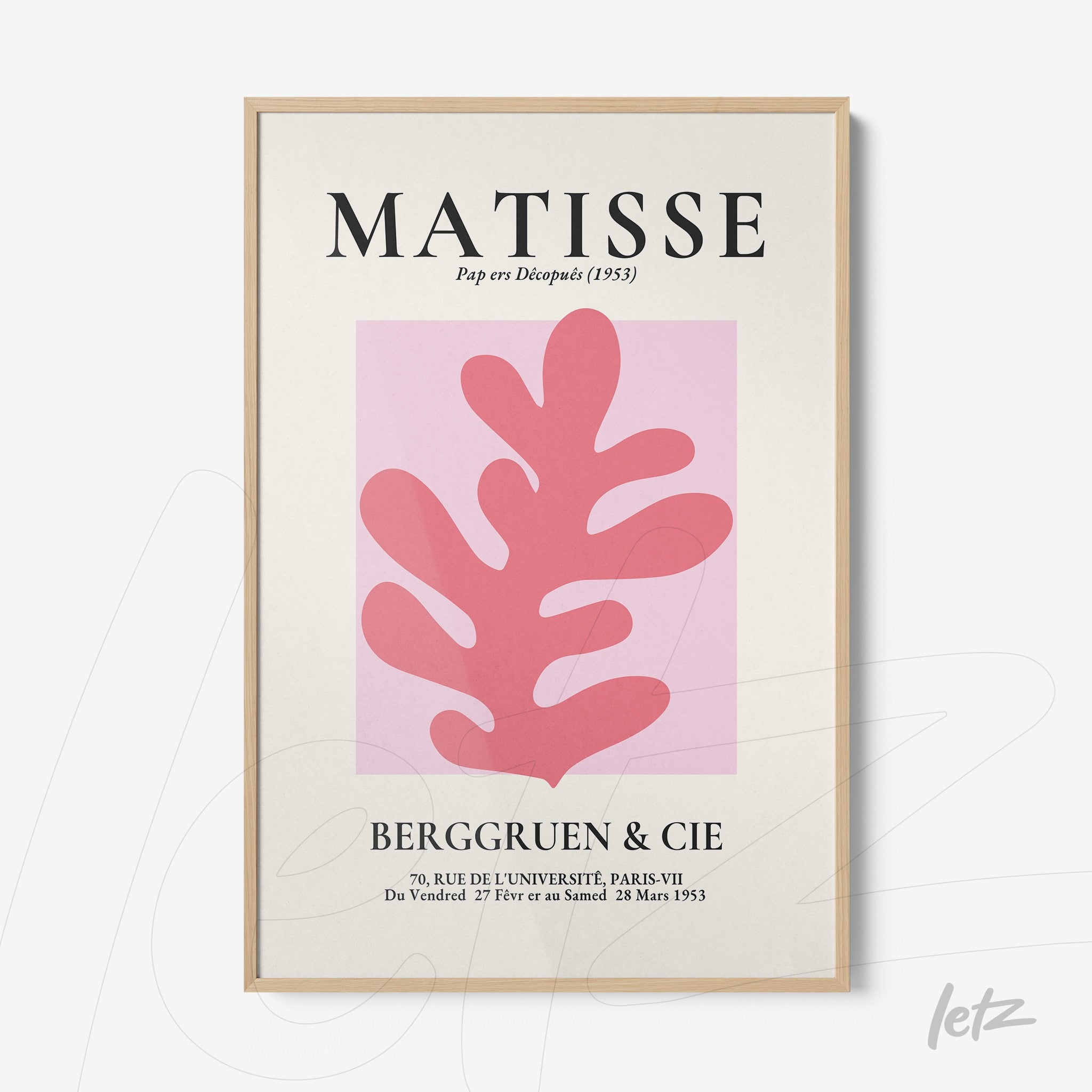 quadro com arte inspirada em Matisse apresentando uma folha rosa sobre fundo claro, emoldurado com moldura de madeira clara