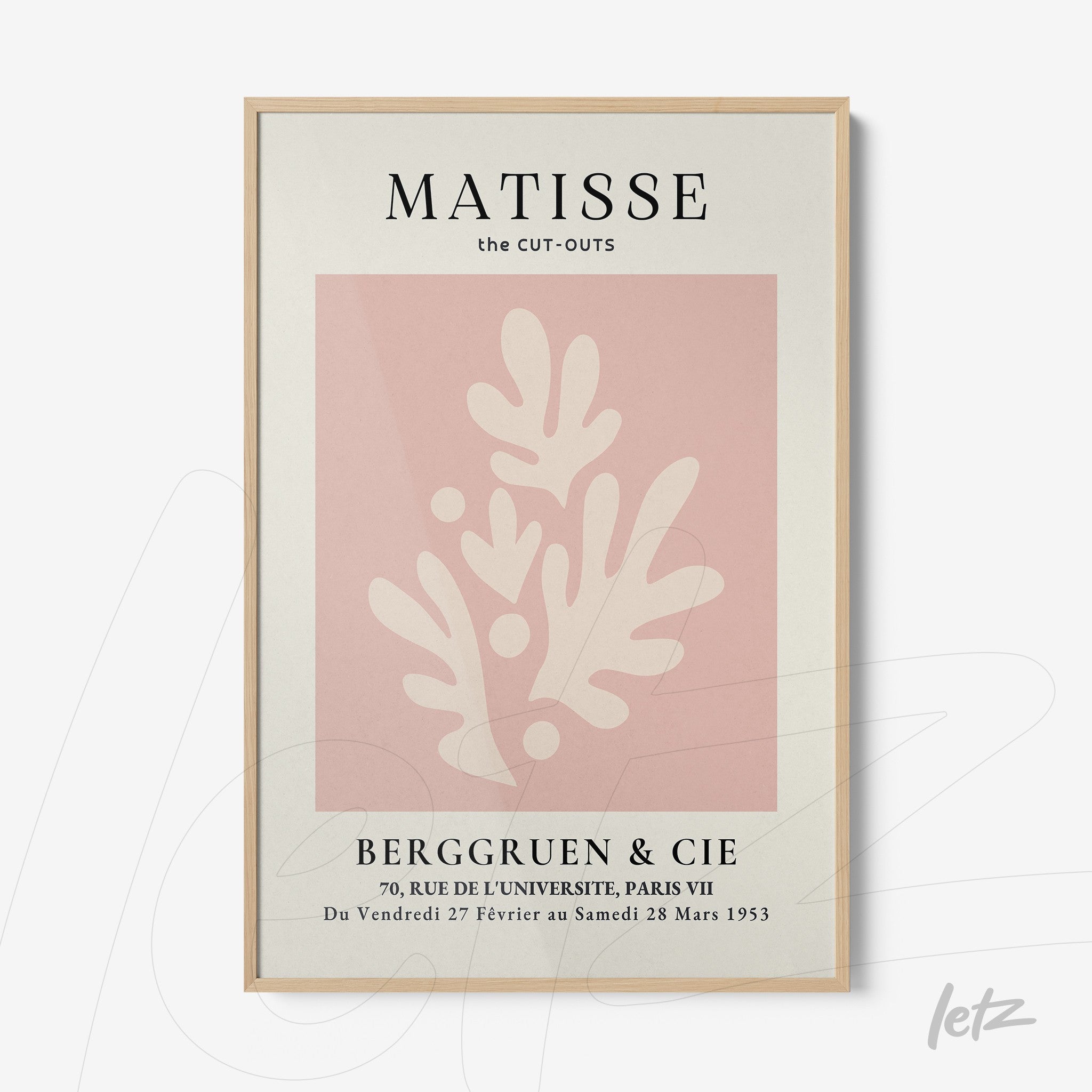 quadro com arte moderna em fundo rosa, destacando formas abstratas em branco, moldura de madeira clara