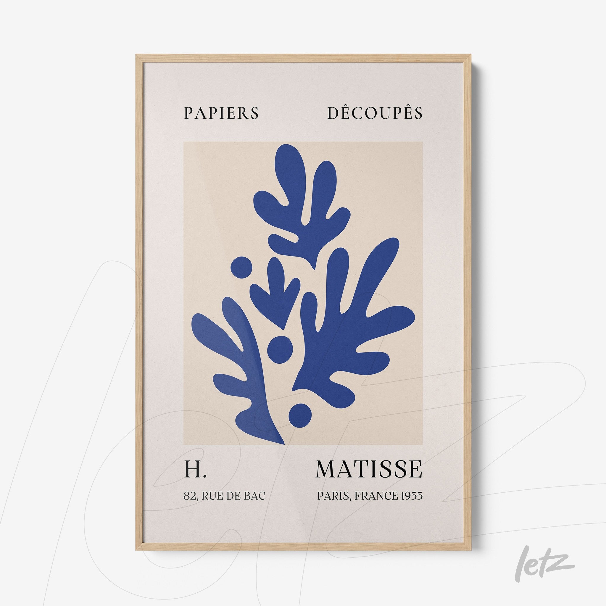 quadro com arte moderna em azul e bege com formas orgânicas inspirado em Matisse em moldura de madeira clara