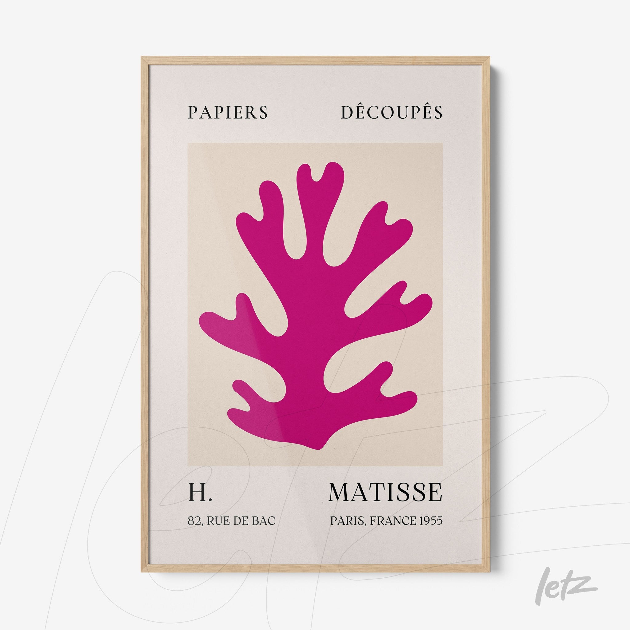 quadro com arte moderna em tons de rosa representando uma forma de coral, moldura de madeira clara