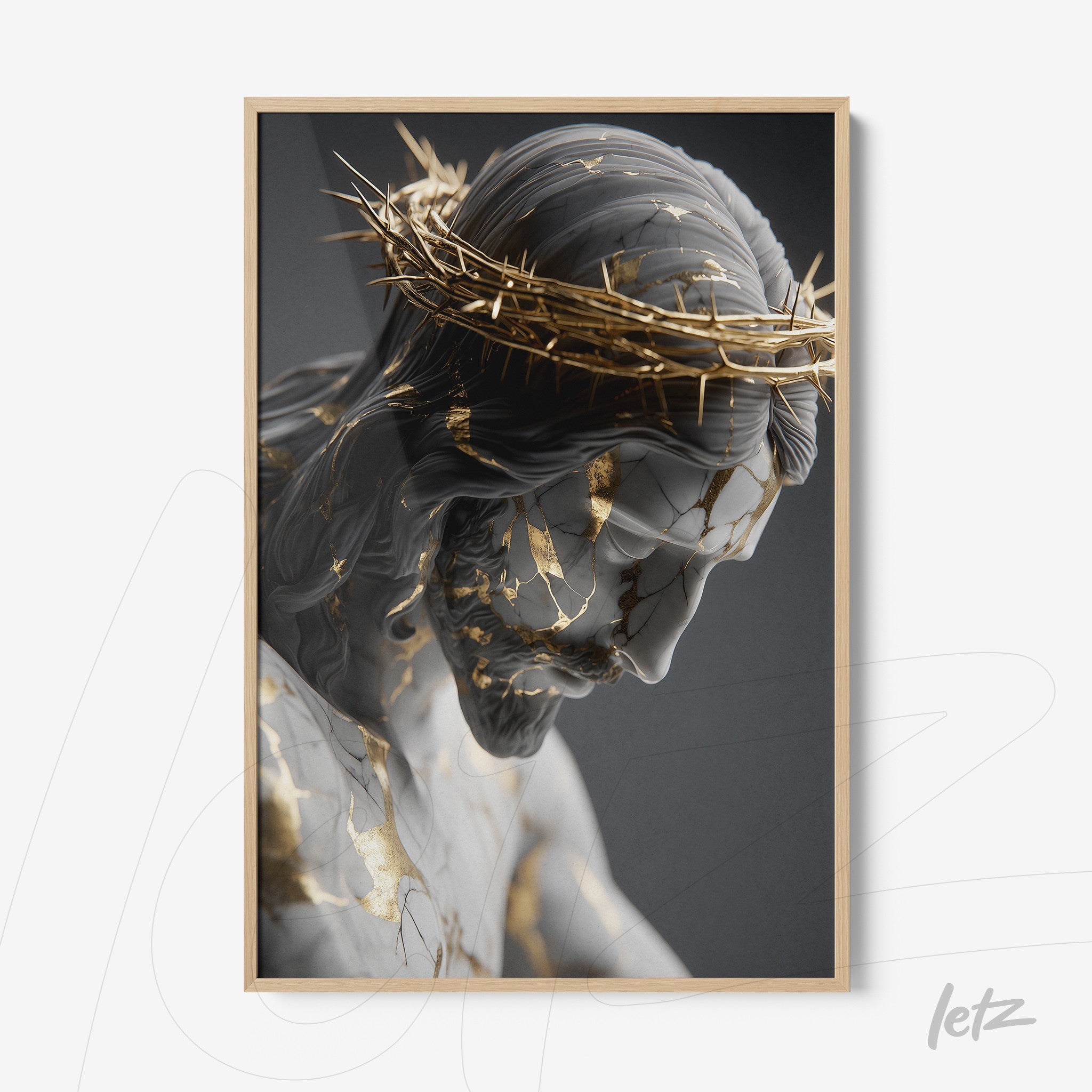 quadro decorativo com escultura de Cristo com coro de espinhos e detalhes dourados em moldura de madeira clara