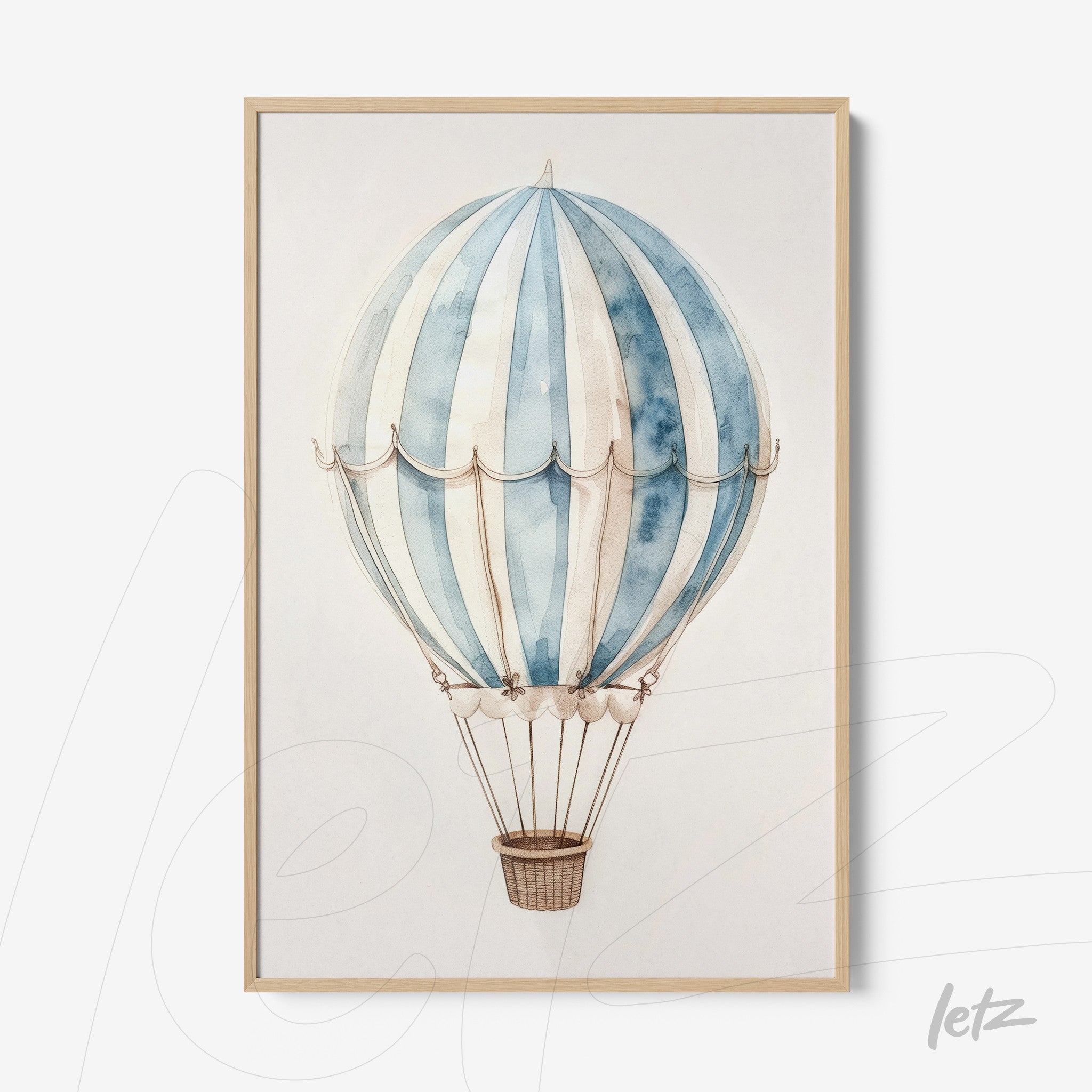 quadro com ilustração de balão de ar quente em tons de azul e branco, moldura de madeira clara