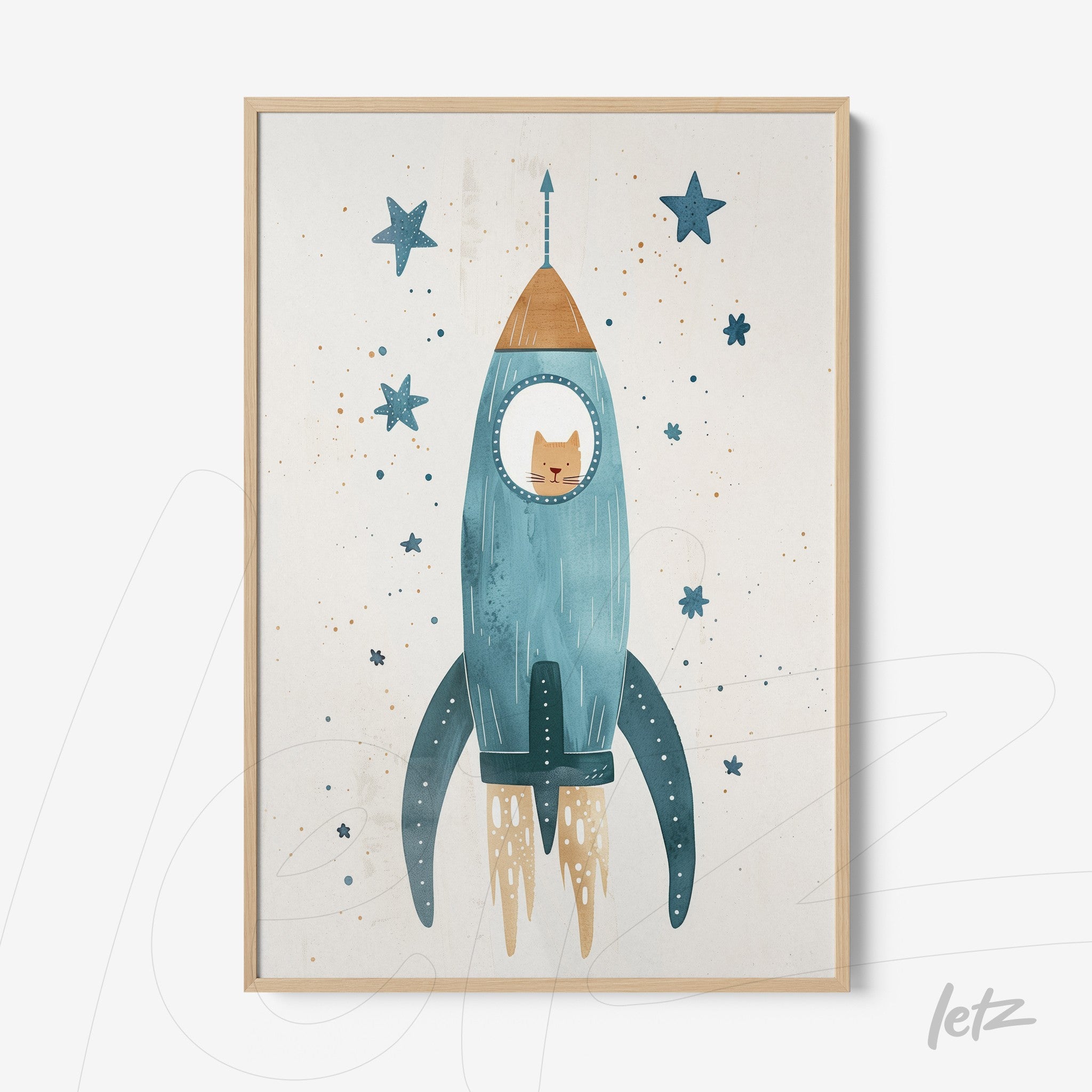 quadro com ilustração de foguete azul com um gato na janela, moldura de madeira clara e fundo claro salpicado de estrelas
