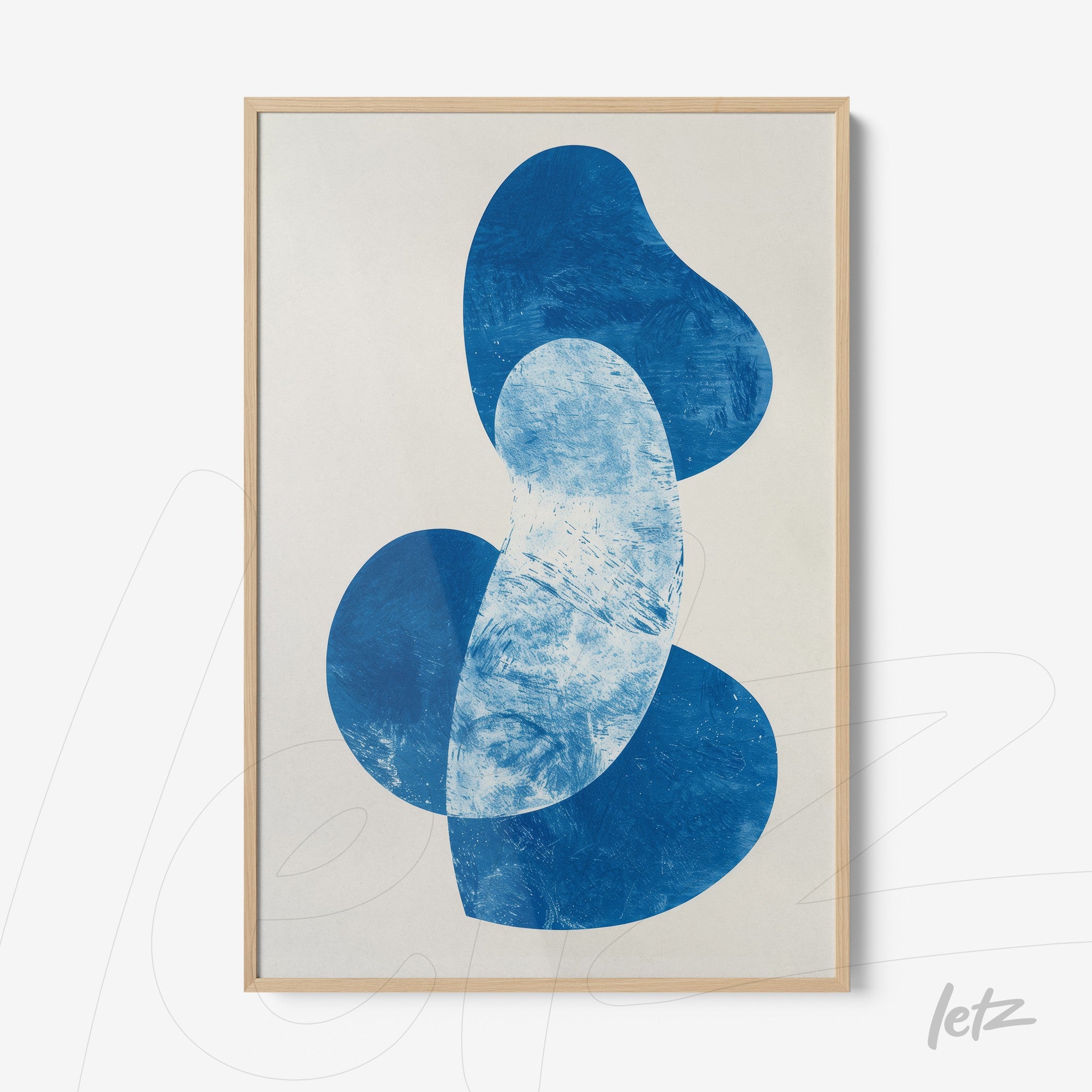 quadro com arte abstrata em tons de azul sobre fundo claro em moldura de madeira clara