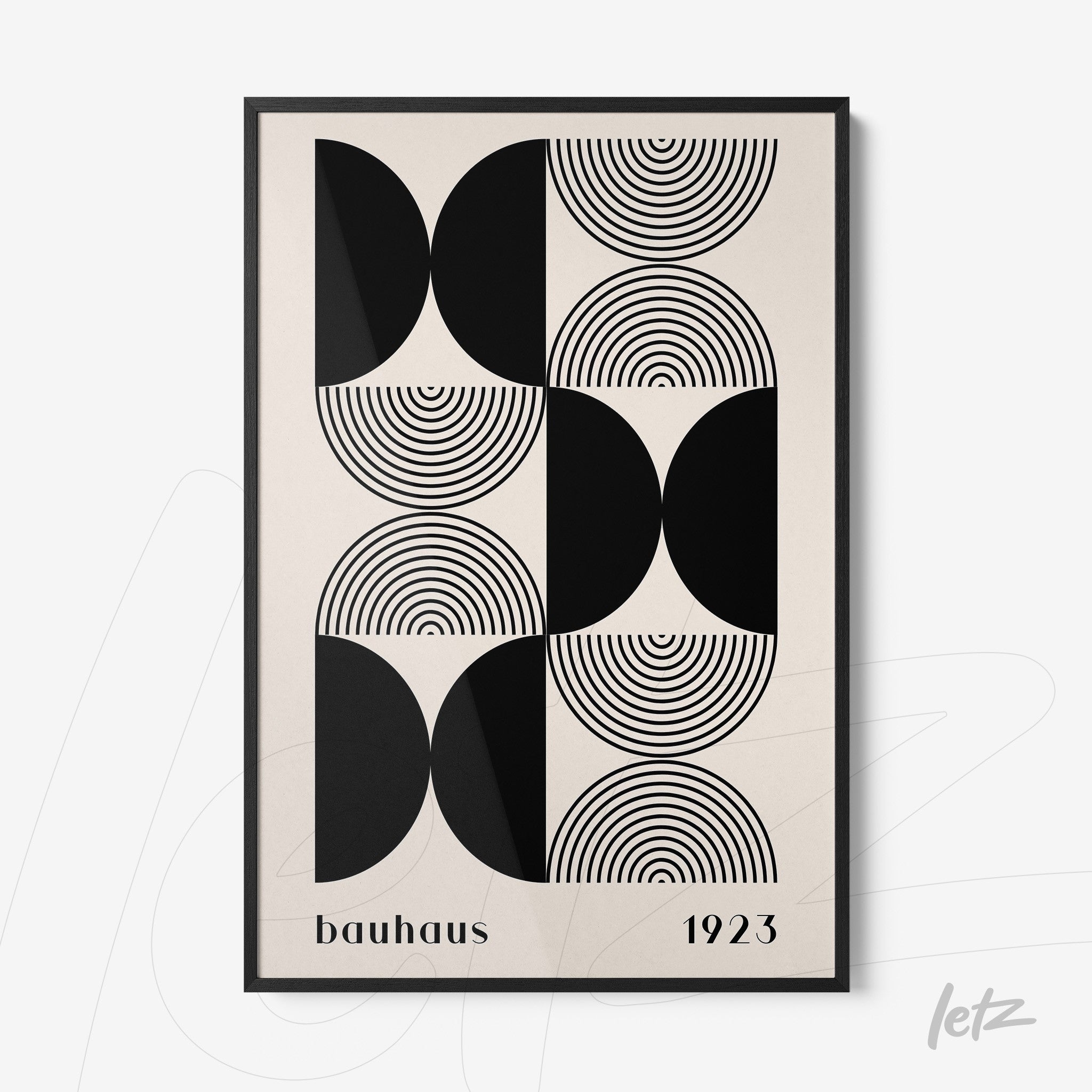 quadro em preto e branco com design geométrico Bauhaus, moldura preta e texto 'bauhaus 1923'