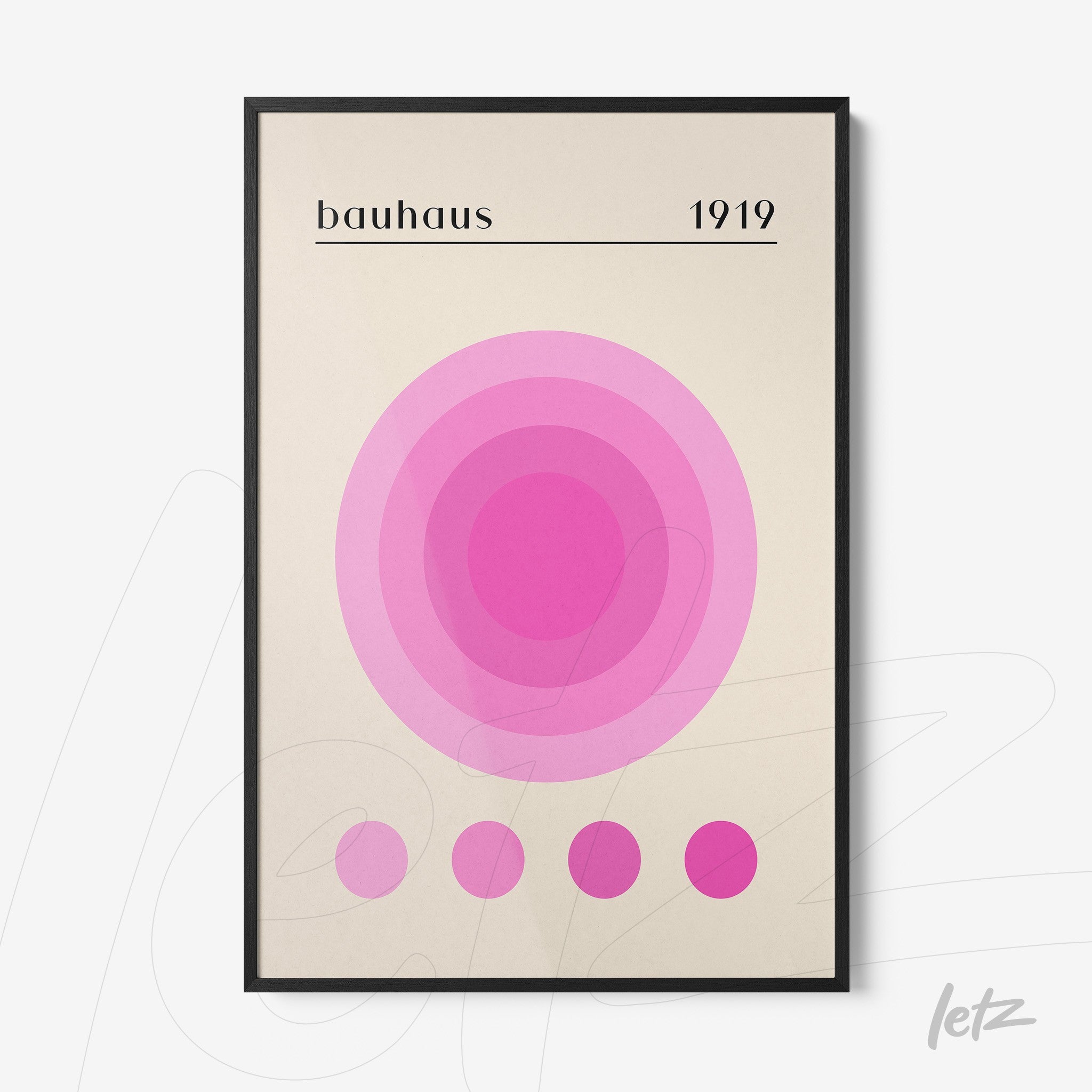 pôster com design inspirado na Bauhaus de círculos concêntricos rosa em moldura preta