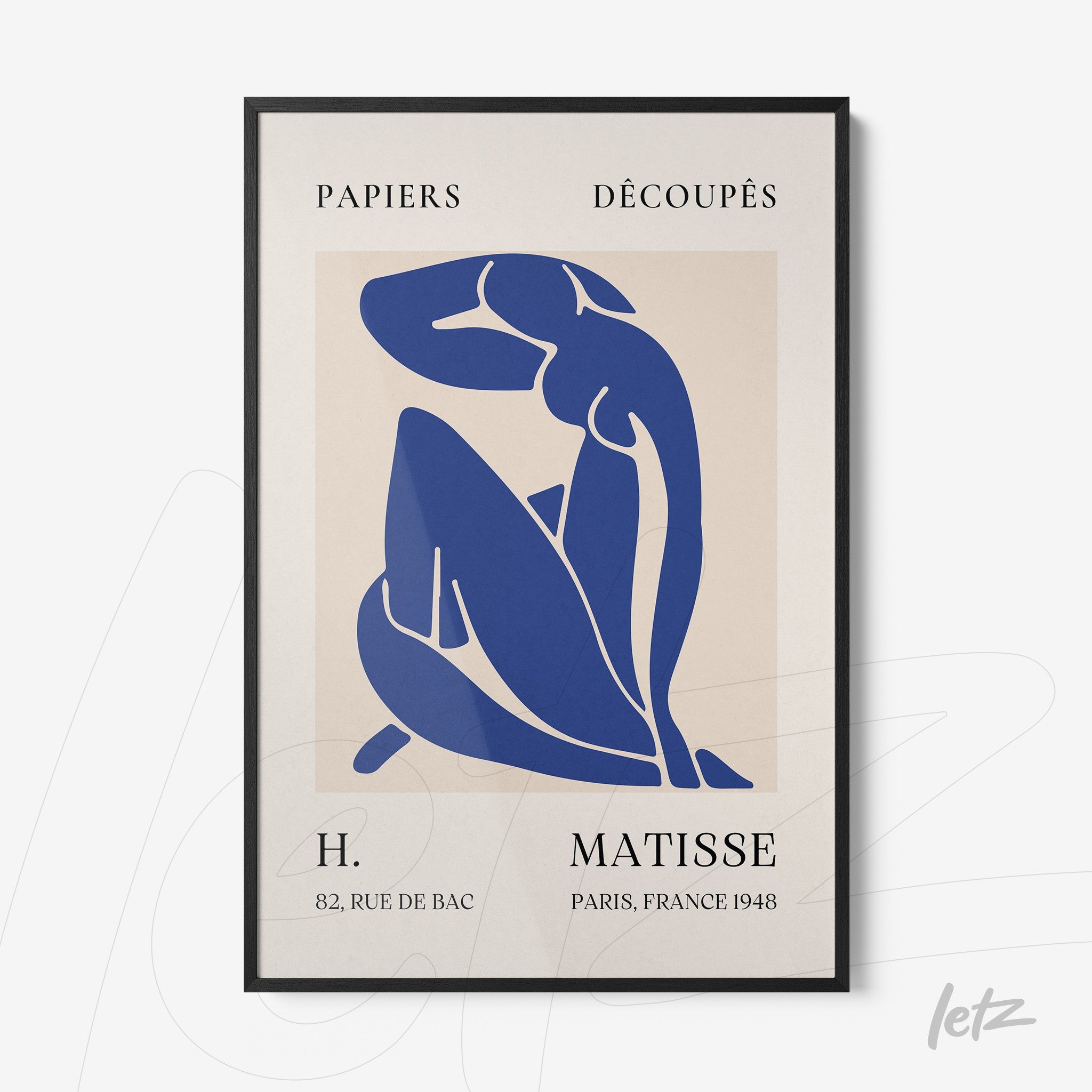 quadro com arte em estilo minimalista, apresentando figura feminina em azul sobre fundo claro, moldura preta elegante