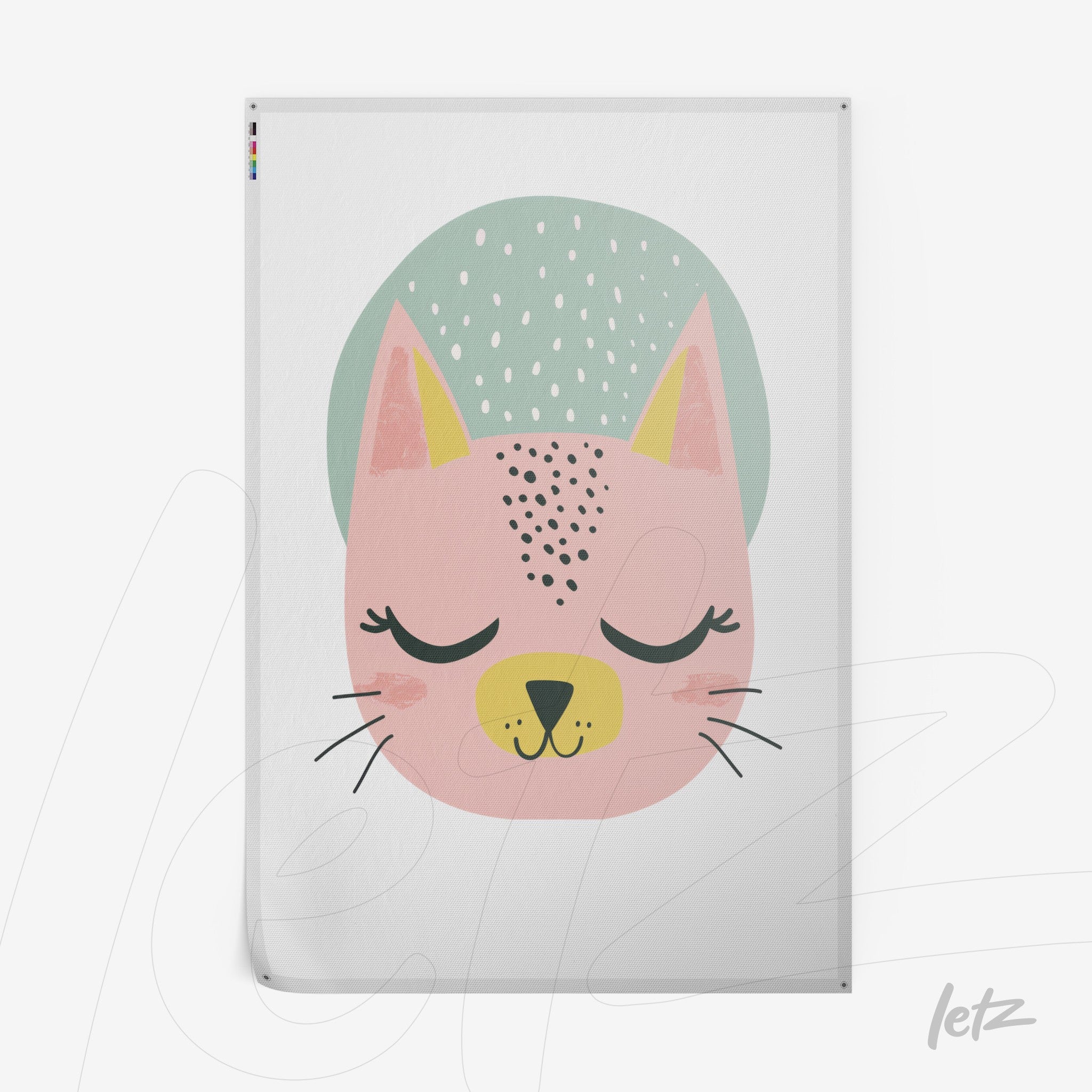 quadro com ilustração de um gato rosa com olhos fechados e chapéu verde, fundo branco