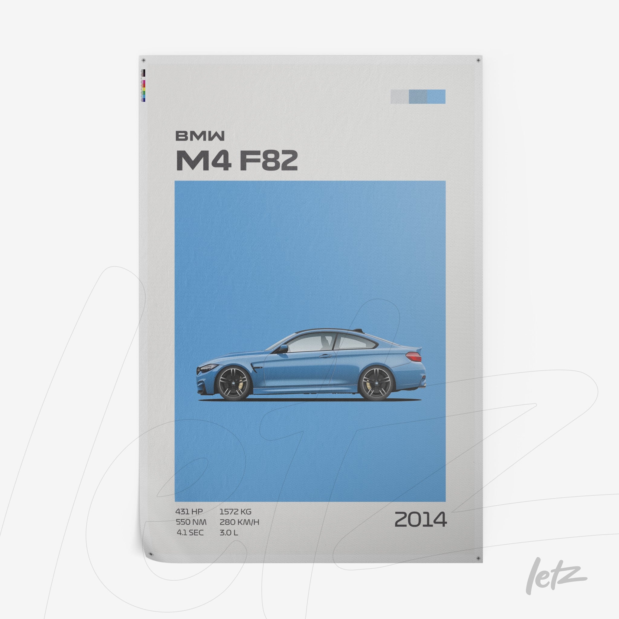 quadro com ilustração estilizada do carro BMW M4 F82 em um fundo azul claro, apresentando detalhes técnicos como potência e peso