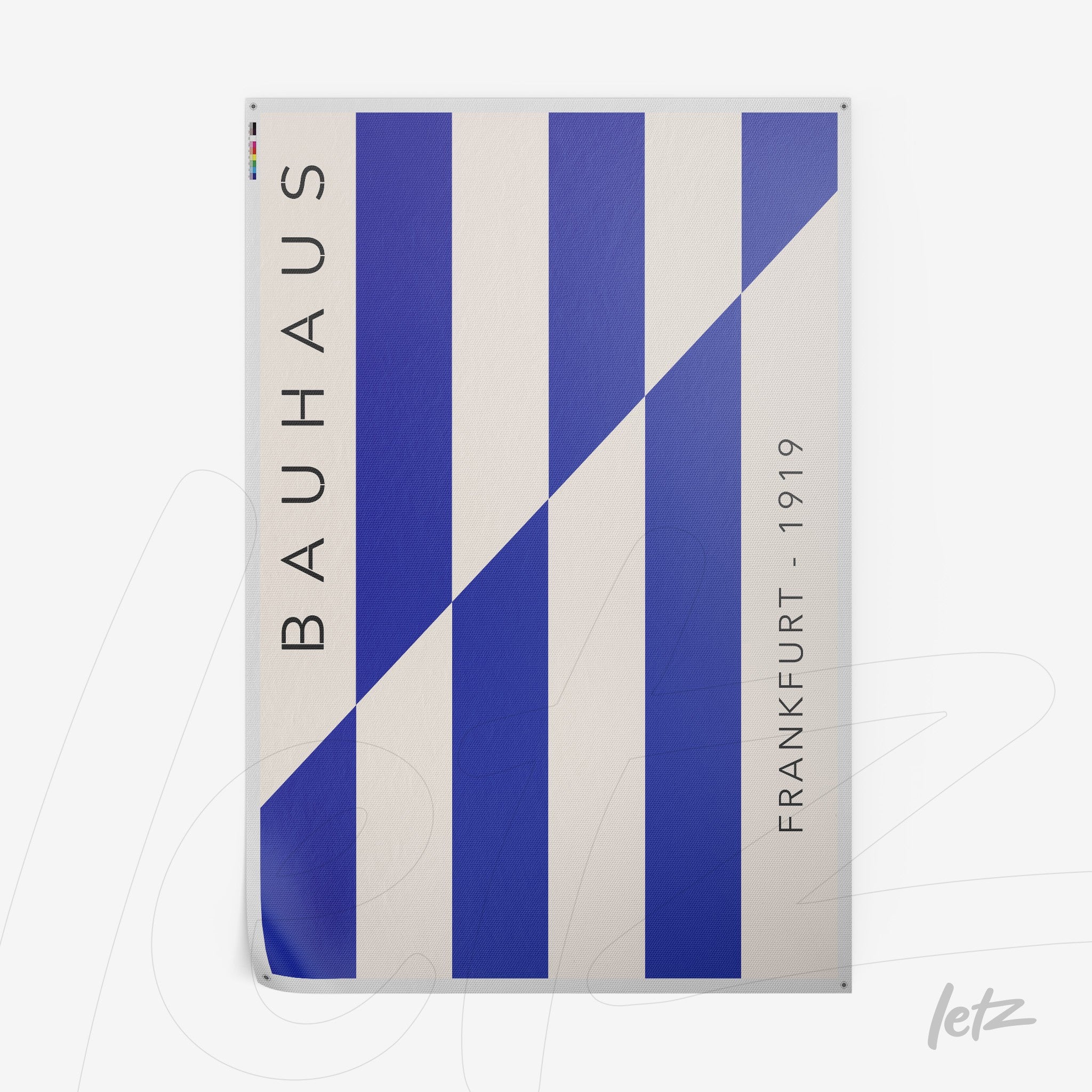 pôster impresso com design geométrico em azul e branco, texto vertical com palavra 'bauhaus' à esquerda e 'frankfurt - 1919' à direita