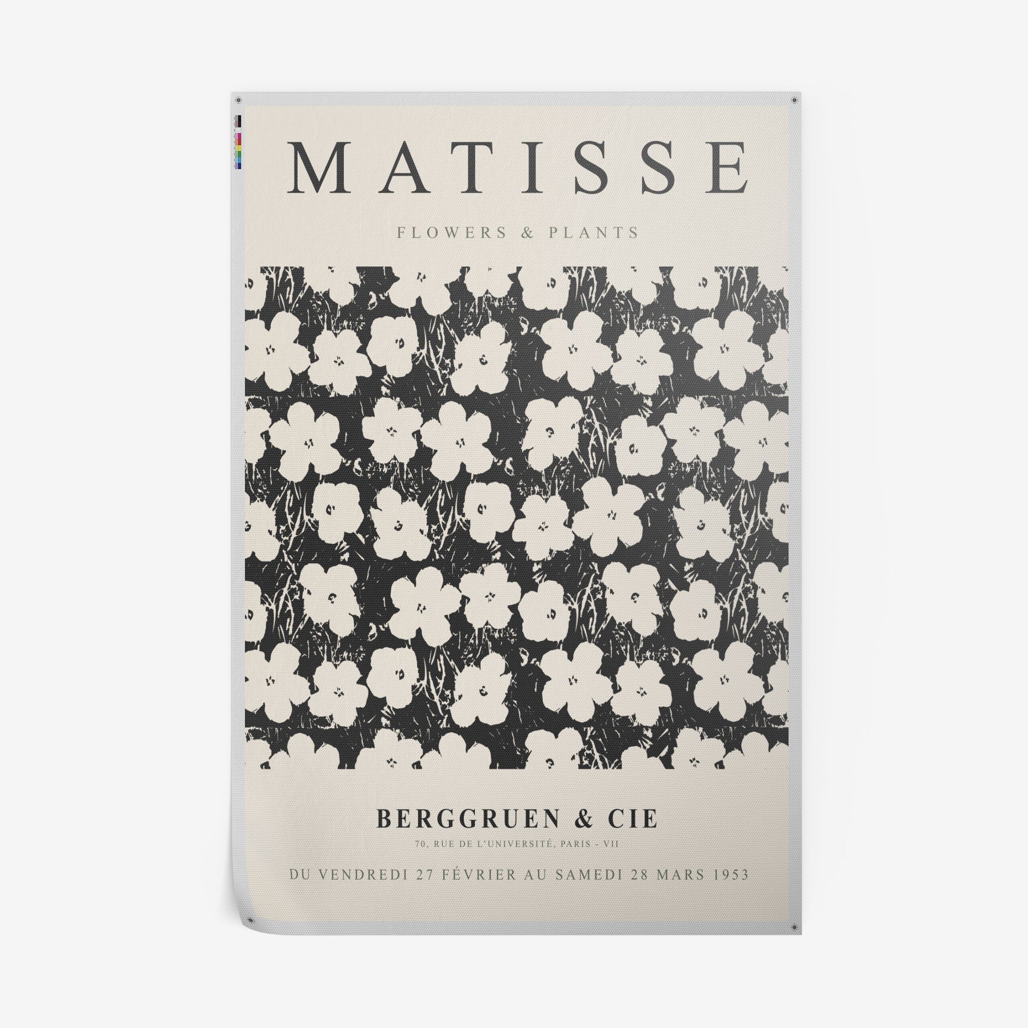 quadro com design gráfico em preto e branco, destacando flores estilizadas em fundo neutro com tipografia vintage