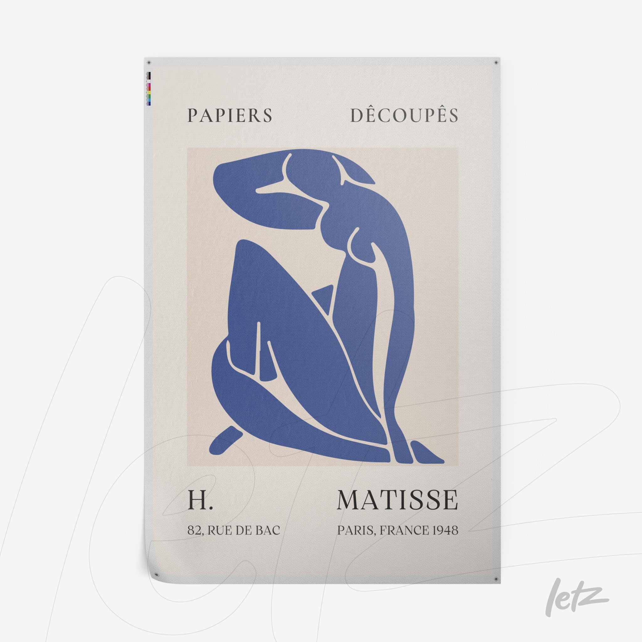 quadros com arte abstrata de figura feminina em tons de azul, com fundo claro e texto em estilo vintage