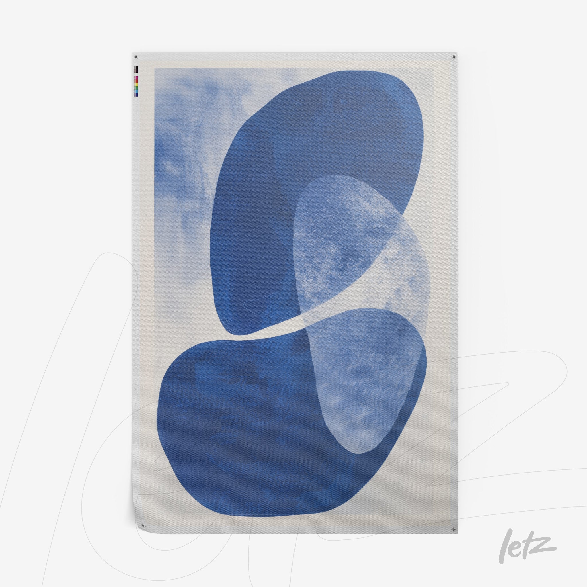 quadro com arte abstrata em tons de azul sobre fundo claro