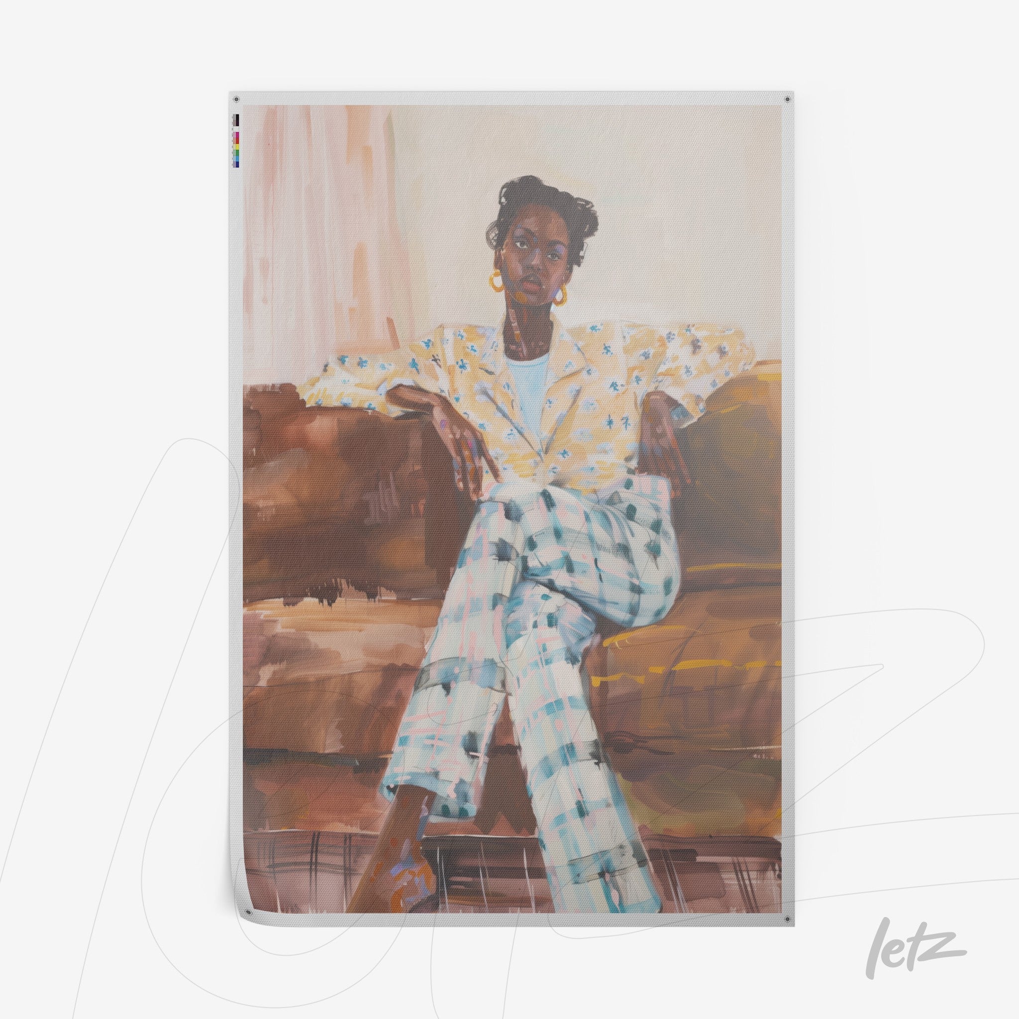 quadro retratando mulher com roupa estampada sentada em sofá, com fundo em tons neutros