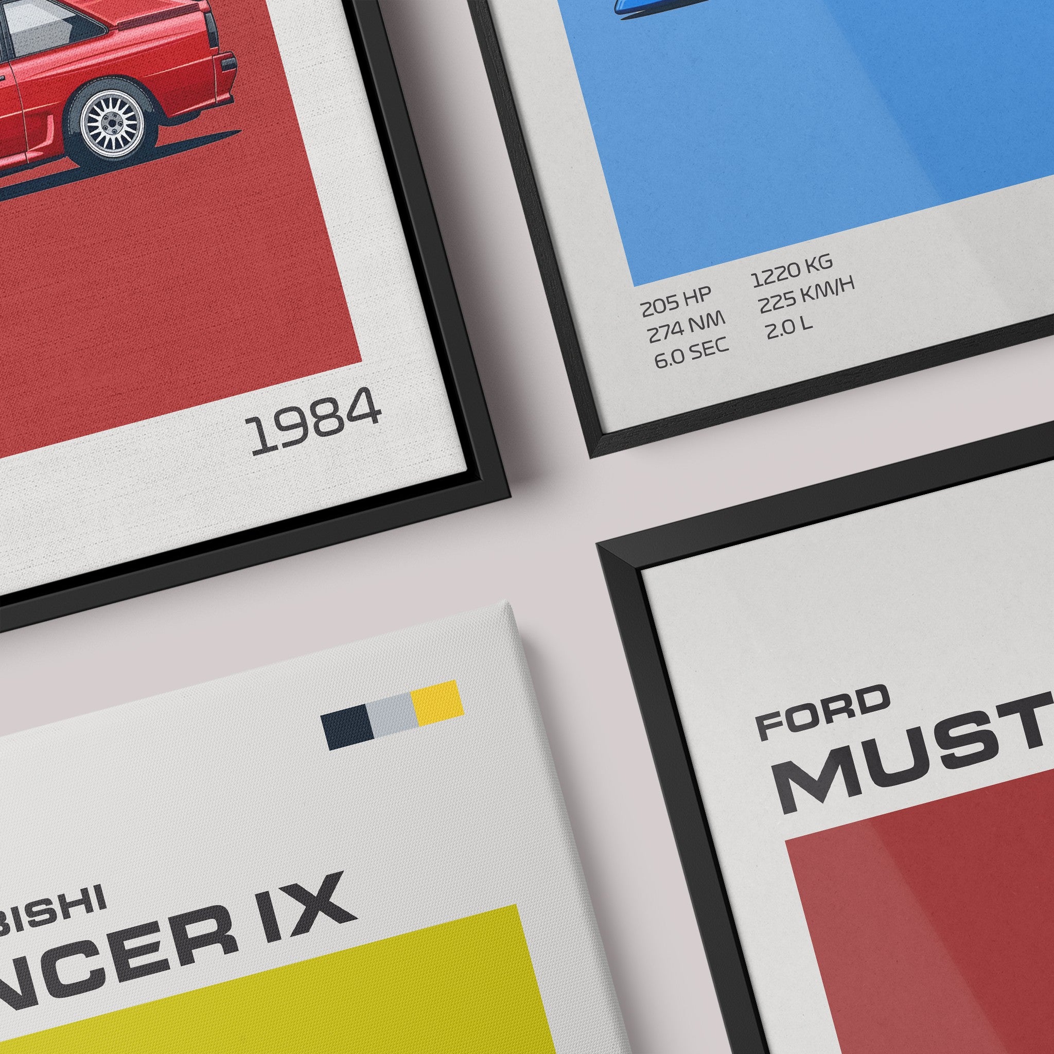 série de quadros com ilustrações de carros clássicos, incluindo um Mitsubishi Lancer IX em fundo amarelo e um Ford Mustang em fundo vermelho, ambos em molduras pretas