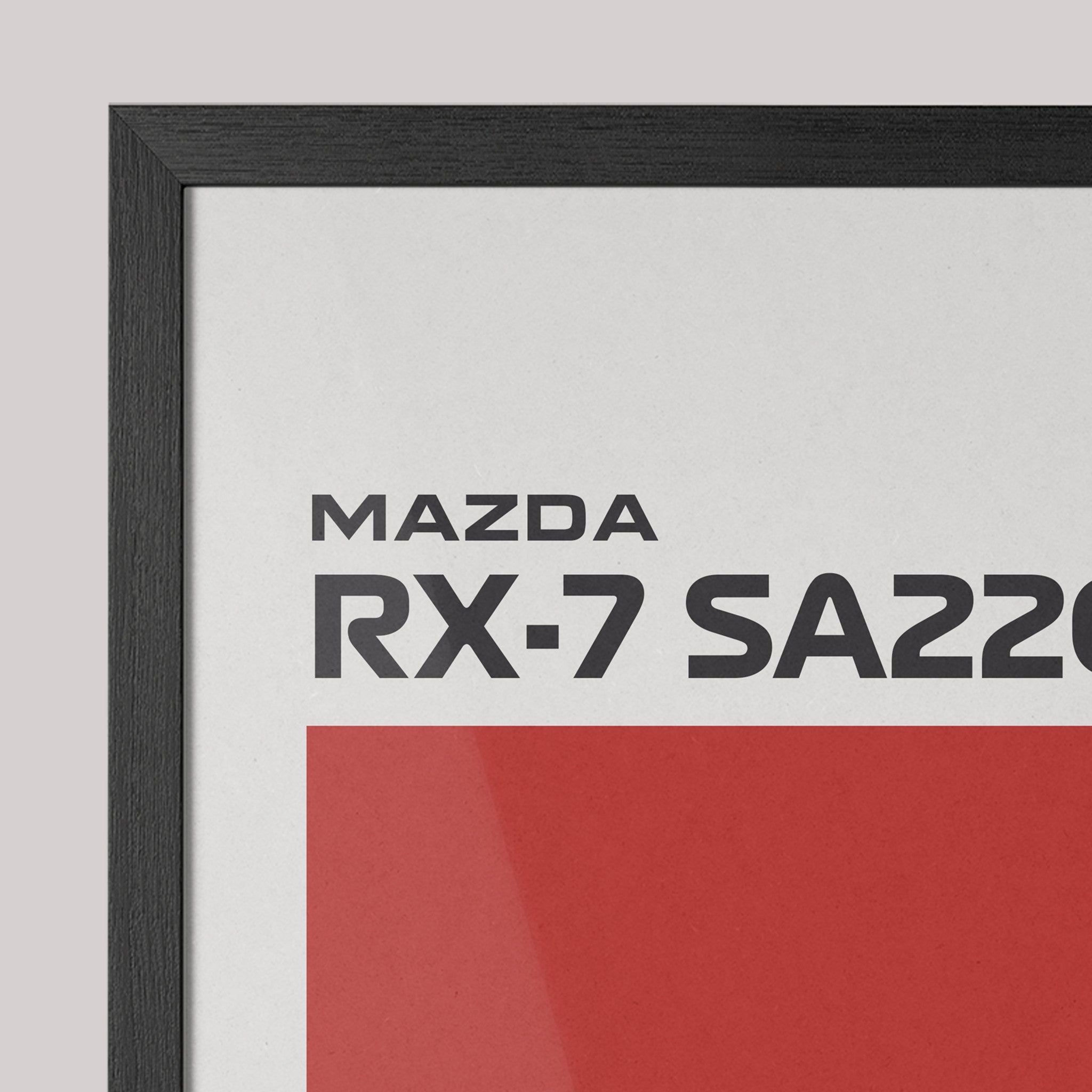 quadro com arte simples do carro Mazda RX-7 SA220 em fundo vermelho, com texto em destaque, emoldurado com moldura preta