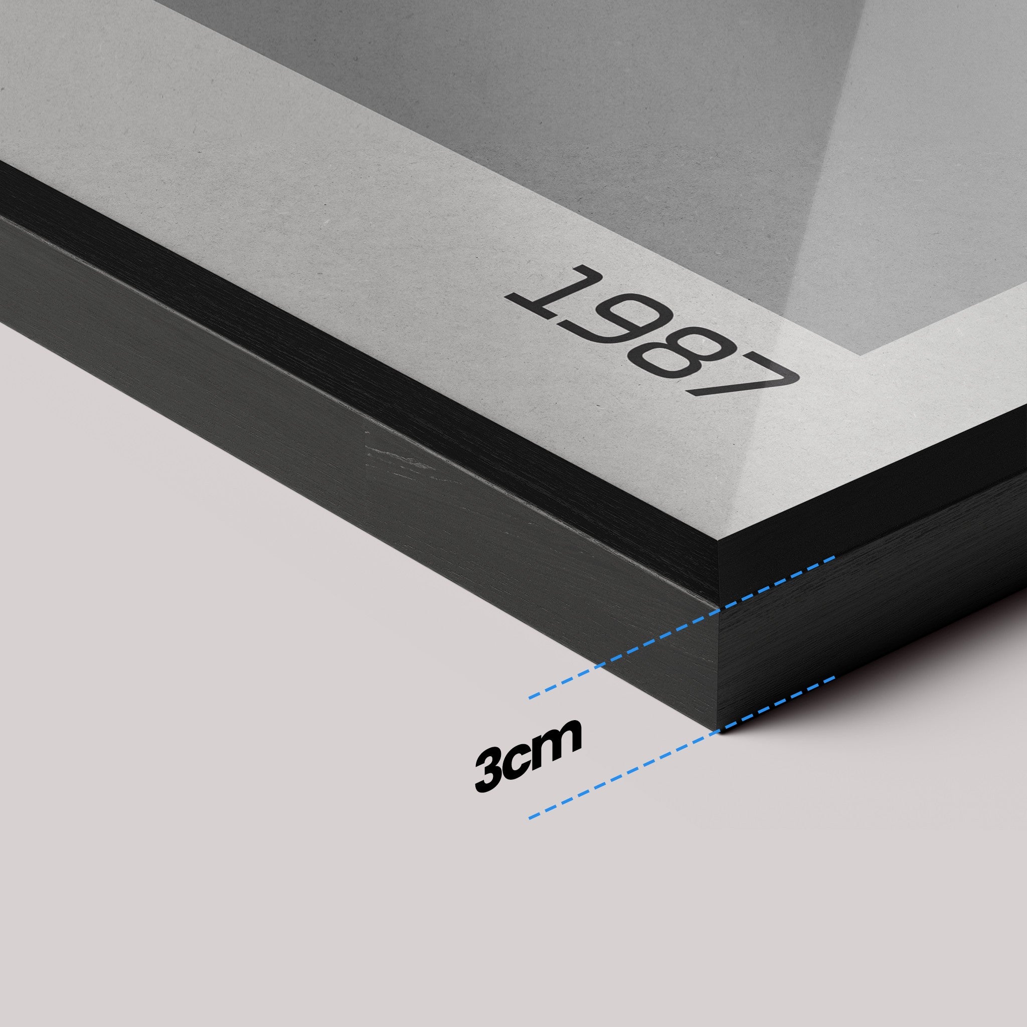 detalhe de quadro em canvas com espessura de 3 cm exibindo o ano 1987 em um canto, com moldura preta