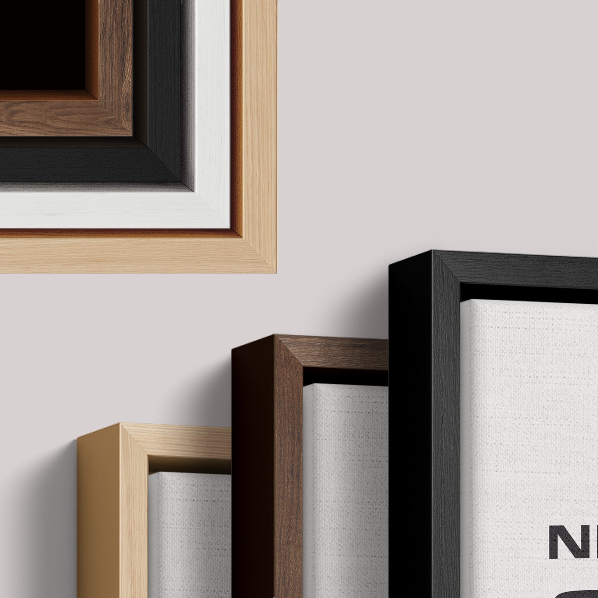 detalhe de várias molduras de quadros em diferentes acabamentos, incluindo madeira clara, escura e preta, destacando a diversidade de estilos