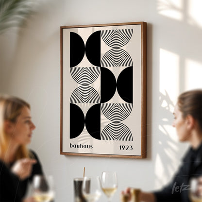 quadro com arte geométrica em preto e branco estilo bauhaus de 1923 em moldura de madeira, exibido em ambiente moderno de café