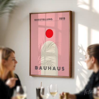 quadro com pôster vintage estilo bauhaus exibido em parede iluminada