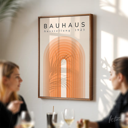 quadro com arte geométrica em estilo Bauhaus com arco laranja e título 'Austellung 1923', emoldurado em madeira escura