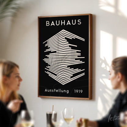 quadro com arte minimalista em branco e preto da bauhaus de 1919 em moldura de madeira exibido em parede branca