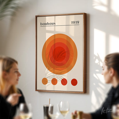 quadro em estilo bauhaus de círculos concêntricos em tons de laranja com moldura de madeira
