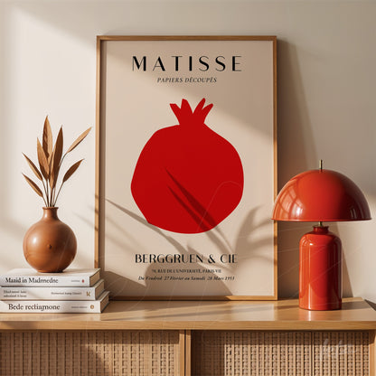 quadro decorativo com arte de touro em fundo claro, moldura de madeira clara, exibido em ambiente com vasos e abajur vermelho