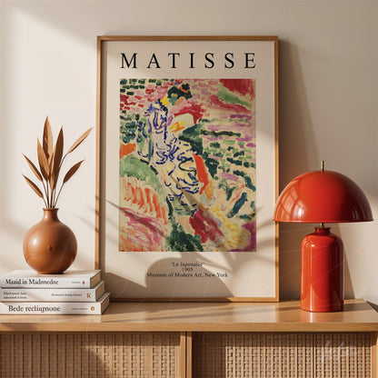 quadro com arte de Matisse intitulado 'La Japonais' em moldura de madeira clara, exibido em prateleira com decoração minimalista