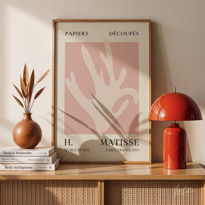 quadro com arte de estilo moderno em moldura de madeira clara, exibindo formas abstratas em fundo rosa suave