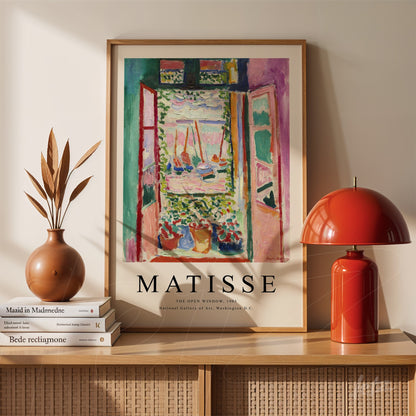 quadro de arte com uma janela aberta, mostrando uma paisagem vibrante com barcos, em moldura de madeira clara