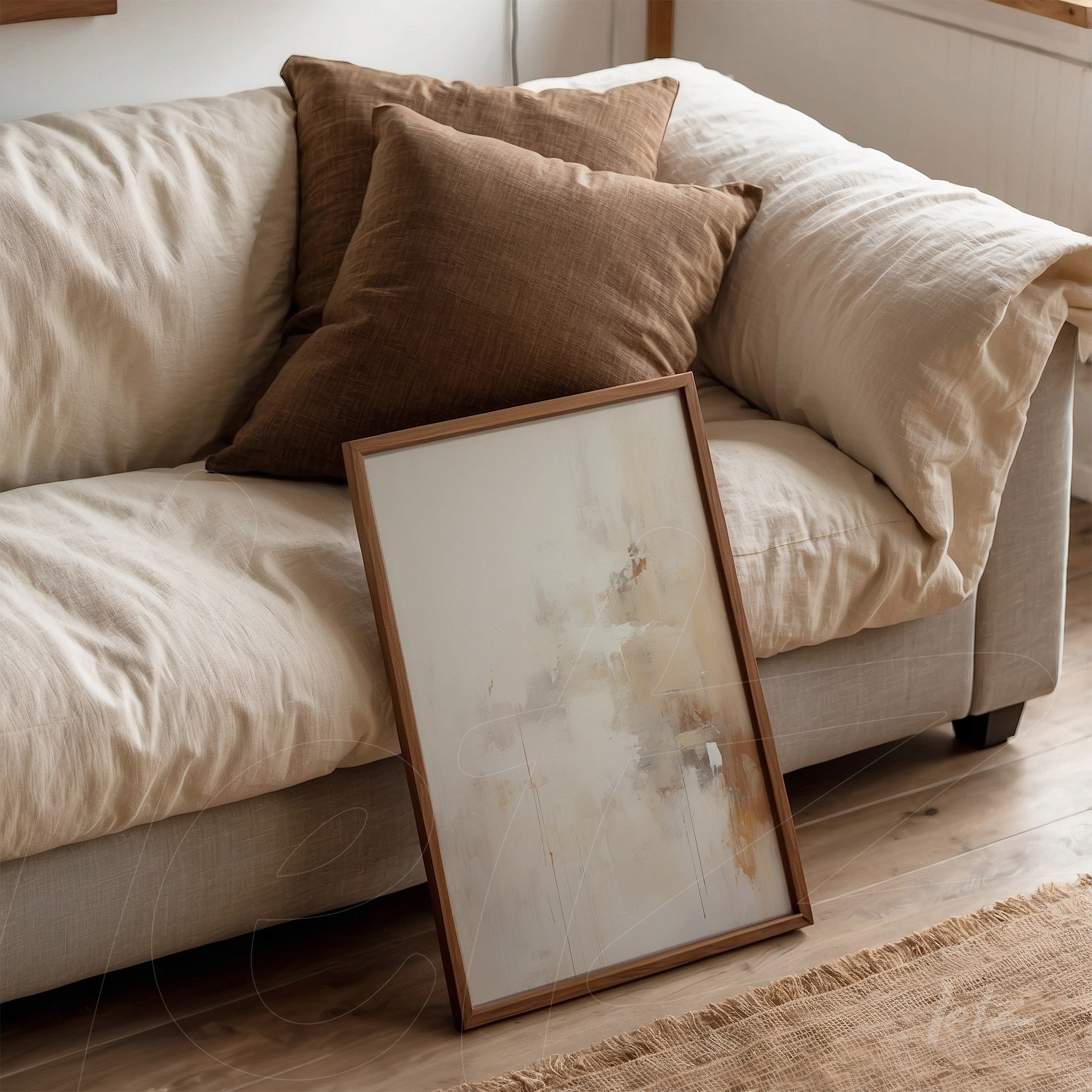 quadro com arte abstrata em tons neutros apoiado em sofá com almofadas marrons