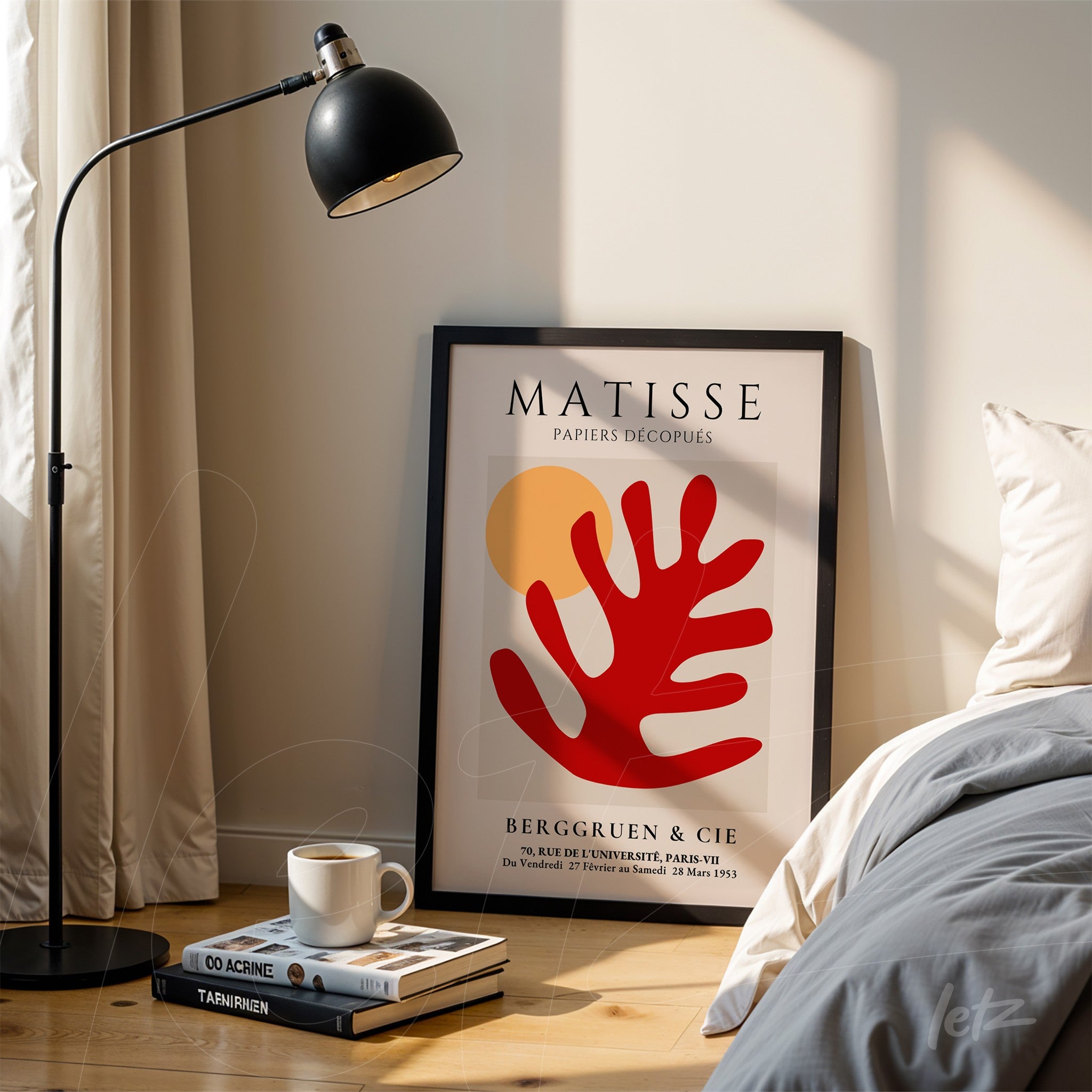 quadro decorativo com arte moderna em estilo recorte de Matisse, moldura preta fina, apoiado ao lado de uma lâmpada de pé e colchão claro