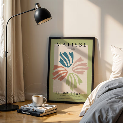 quadro emoldurado com arte em estilo moderno inspirado por Matisse, exibido ao lado de um abajur em ambiente iluminado