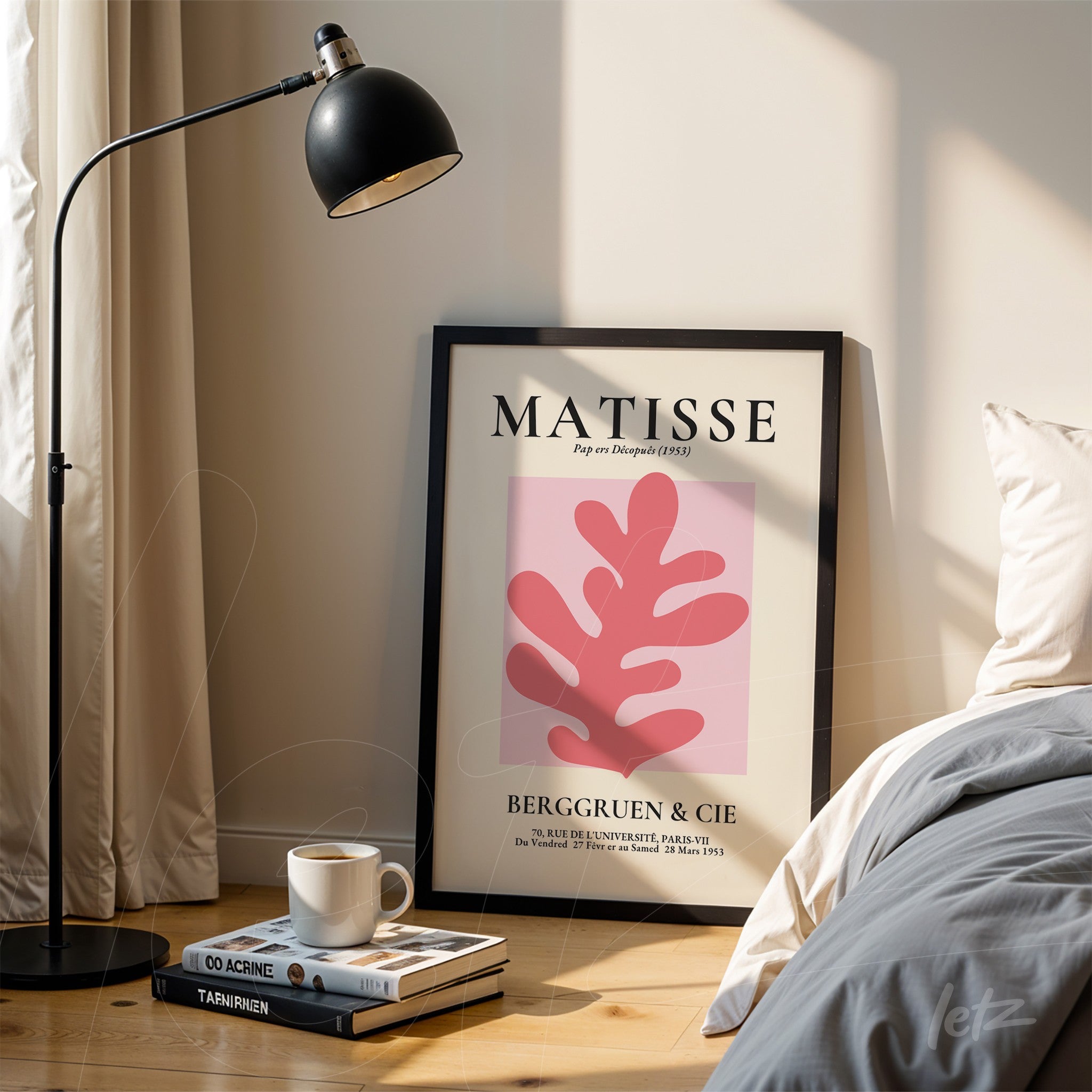 quadro decorativo com obra de arte de Matisse em moldura preta, inclinado sobre parede clara, com luz natural incidindo e abajur ao lado