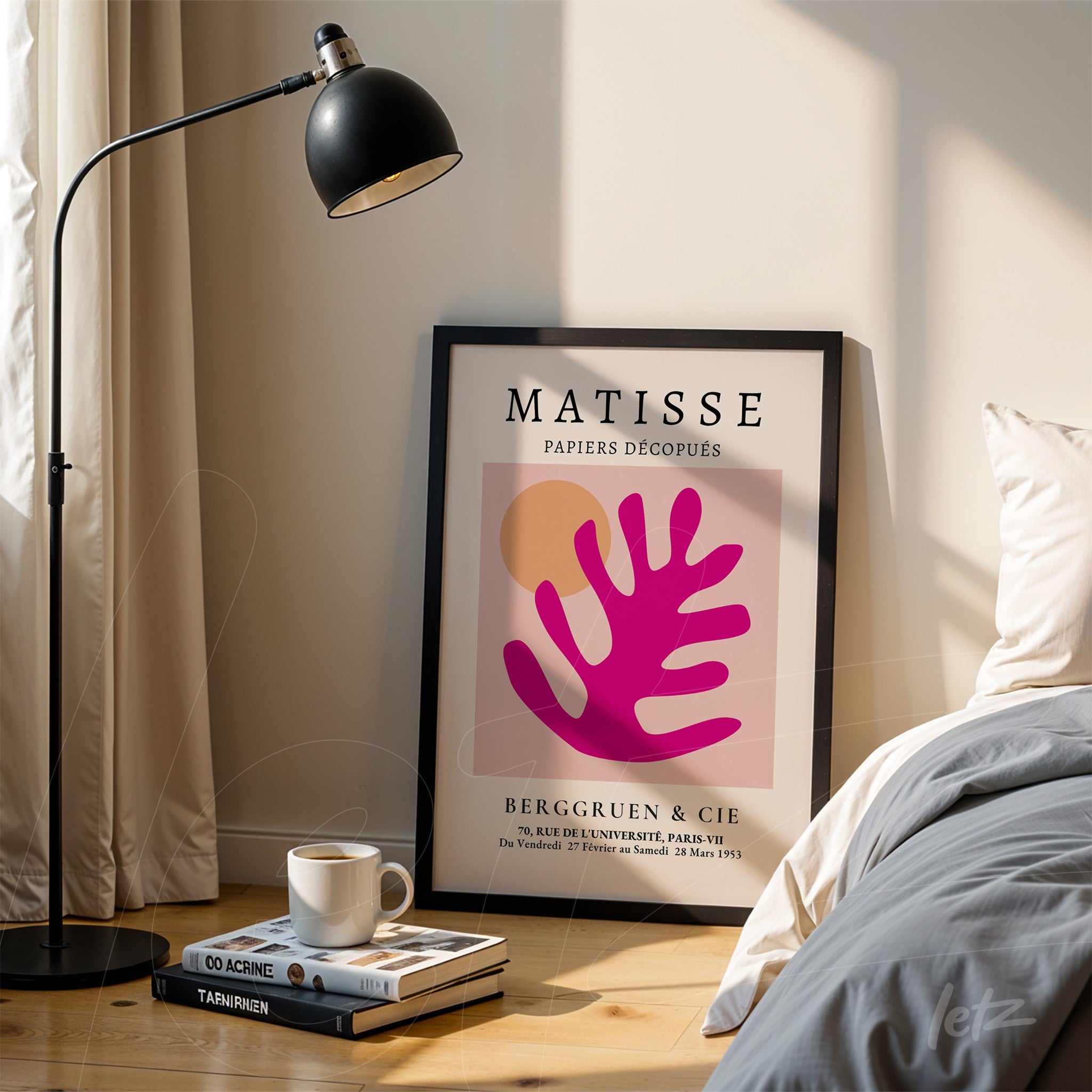 quadro decorativo com arte de Matisse em moldura preta, exibido ao lado de uma luminária em um ambiente iluminado