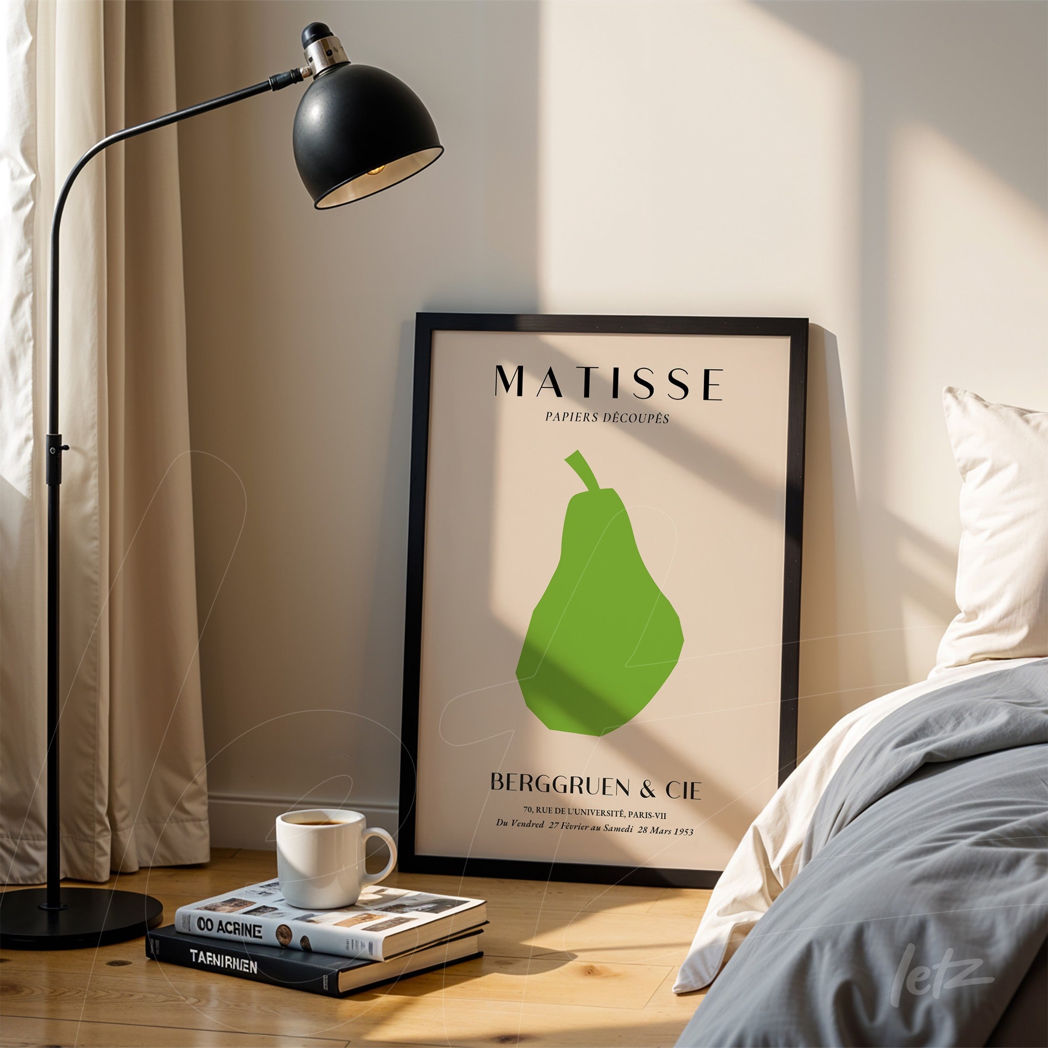 quadro decorativo com arte digital em estilo minimalista de uma pera verde em moldura preta, apoiado ao lado de uma luminária de pé em ambiente contemporâneo