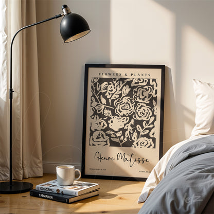 quadro decorativo em moldura preta com ilustração de flores em estilo moderno, exposto próximo a uma luminária de piso em um ambiente aconchegante