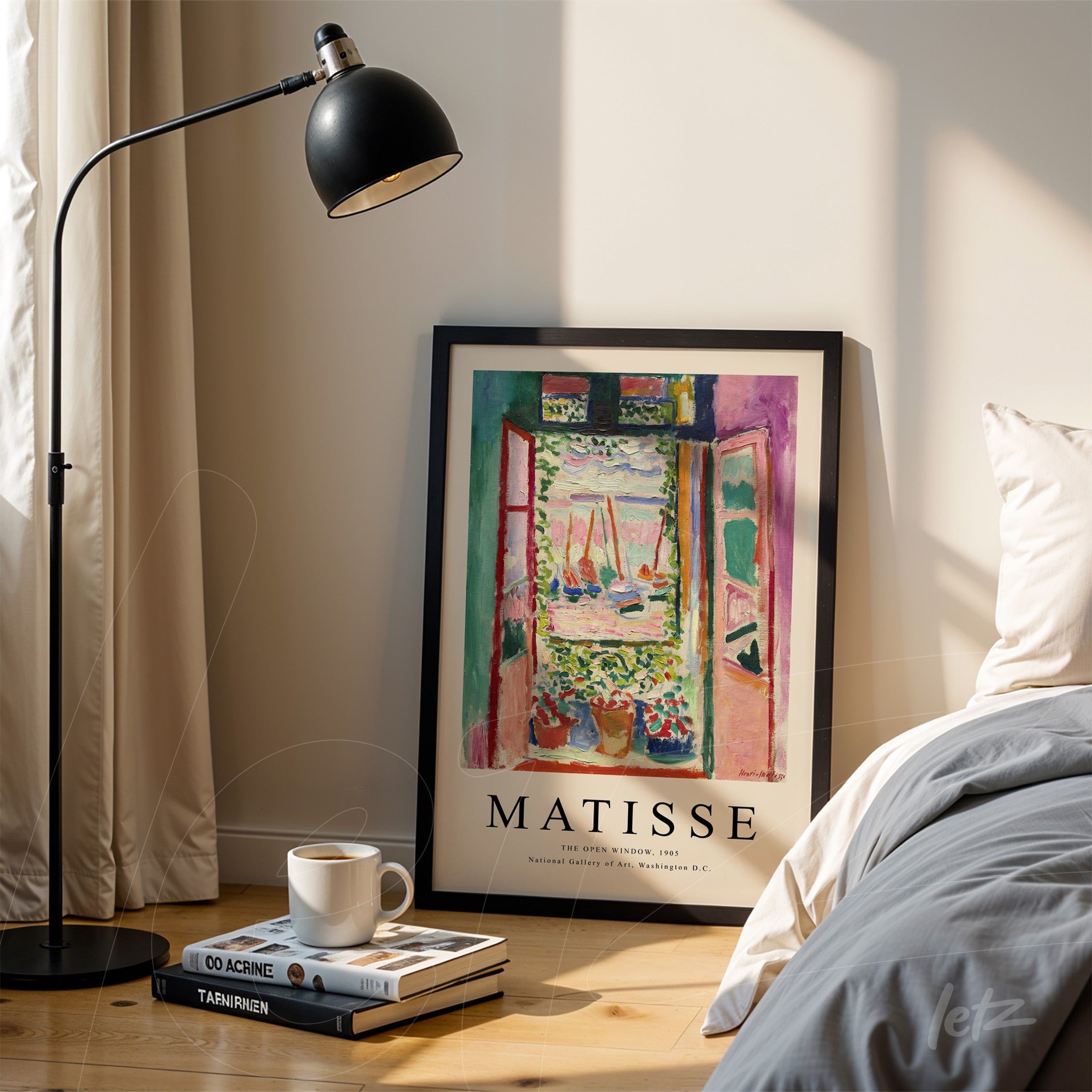 quadro com arte de paisagem marítima de Matisse em moldura preta, apoiado ao lado de uma luminária e cama com lençóis claros