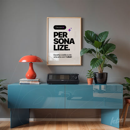 quadro moderno emoldurado com texto em fundo claro, exposto sobre aparador azul em ambiente minimalista com vaso de planta