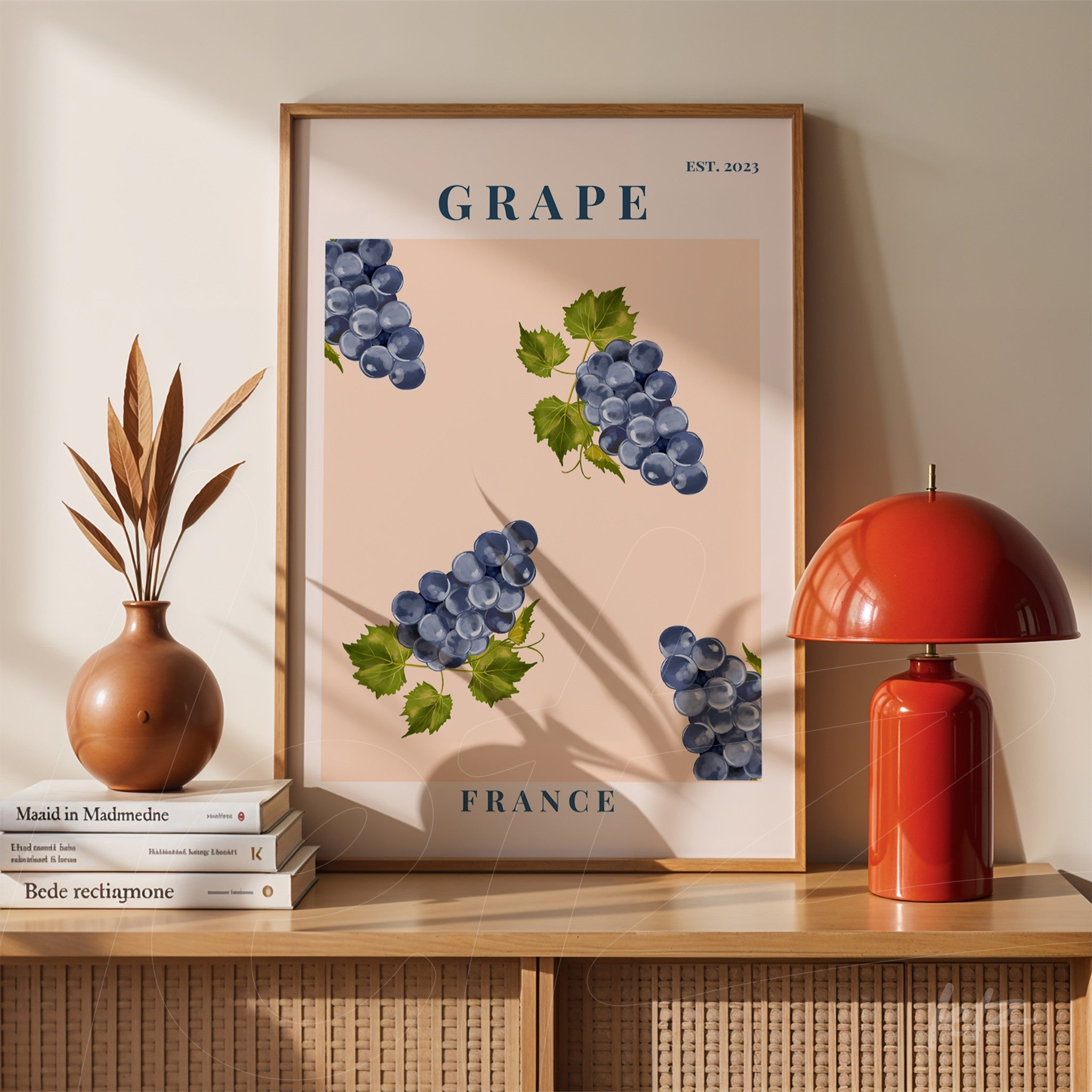 quadro com ilustração de uvas azuis em fundo rosa, moldura fina em madeira e texto 'GRAPE' e 'FRANCE'