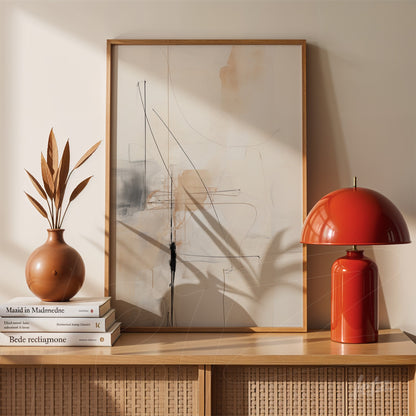 quadro abstrato com linhas finas em tons neutros, exibido sobre mesa de madeira clara com vaso de cerâmica e abajur vermelho