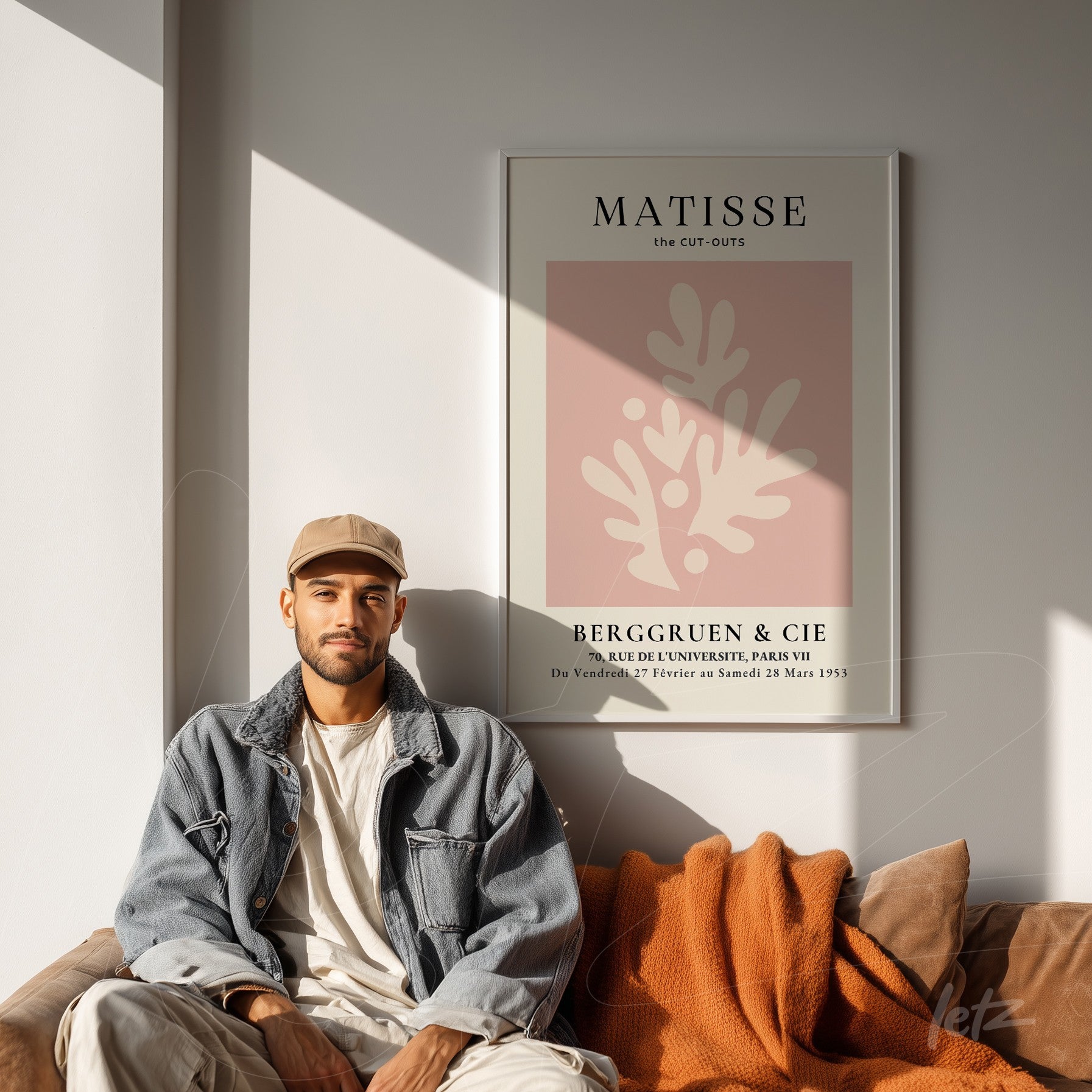 quadro com arte moderna emoldurada com recortes de Matisse em tonalidades terrosas, exibido sobre parede clara