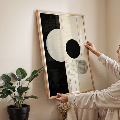 quadro de arte abstrata com formas circulares em preto e branco em moldura de madeira clara