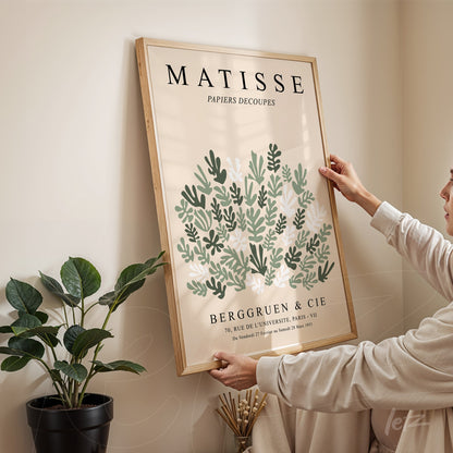 quadro decorativo com design de folhas em estilo vintage, moldura de madeira clara e texto artístico em destaque