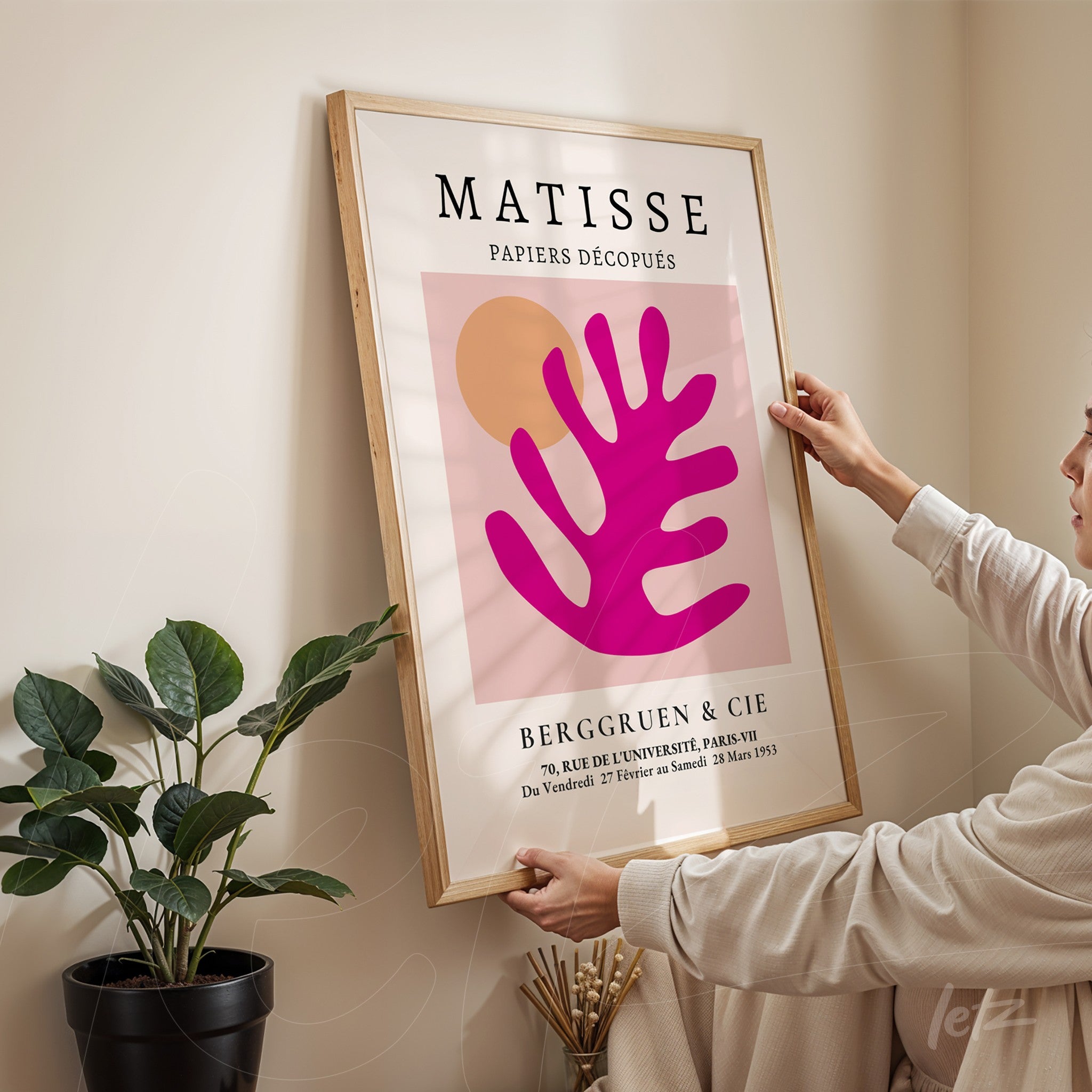 quadro com arte moderna de Matisse em moldura de madeira clara, apresentado sobre parede neutra