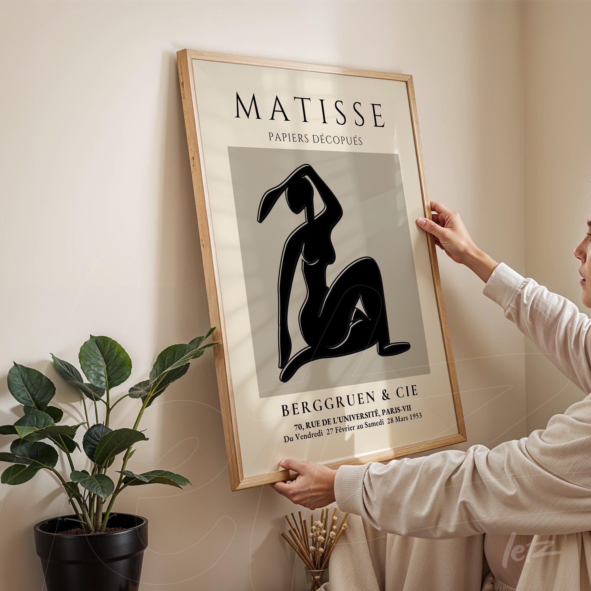 quadro com arte em estilo vintage de figura humana em moldura de madeira clara