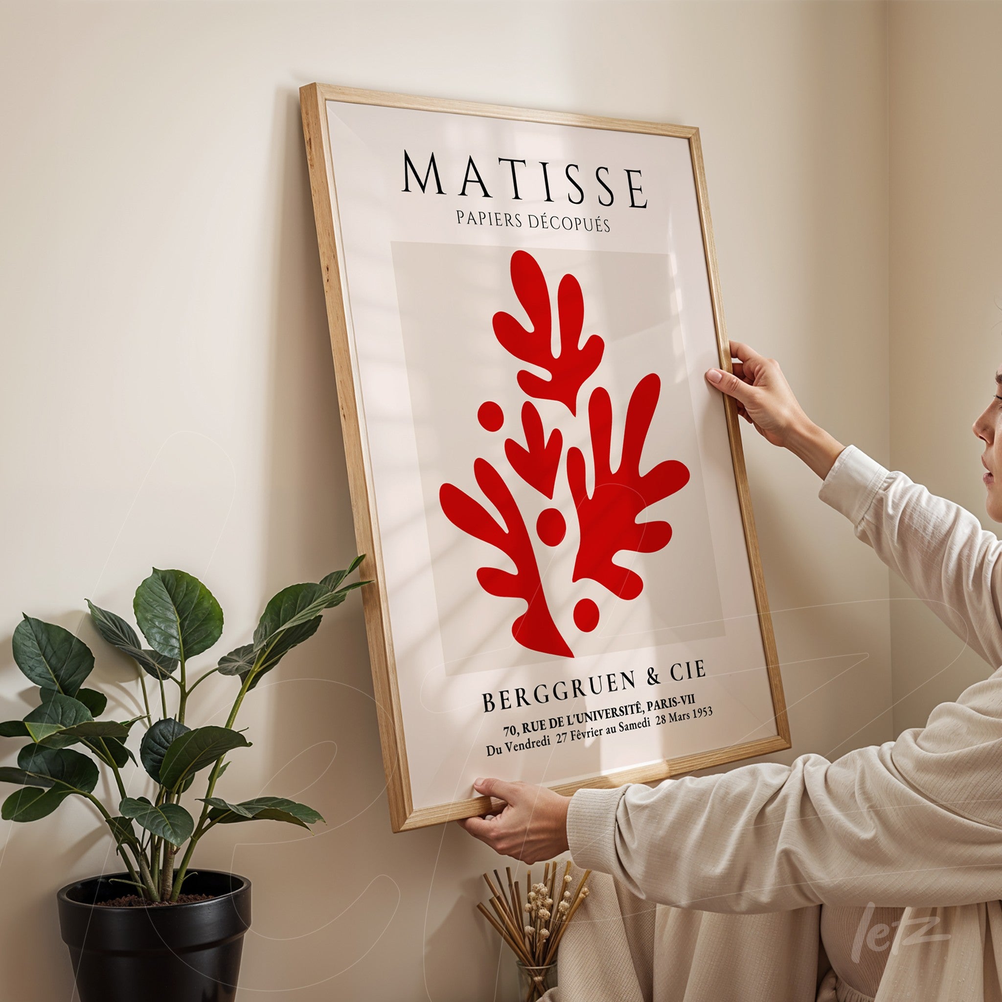 quadro com arte de Matisse em moldura de madeira clara, retratando formas orgânicas vermelhas em fundo branco